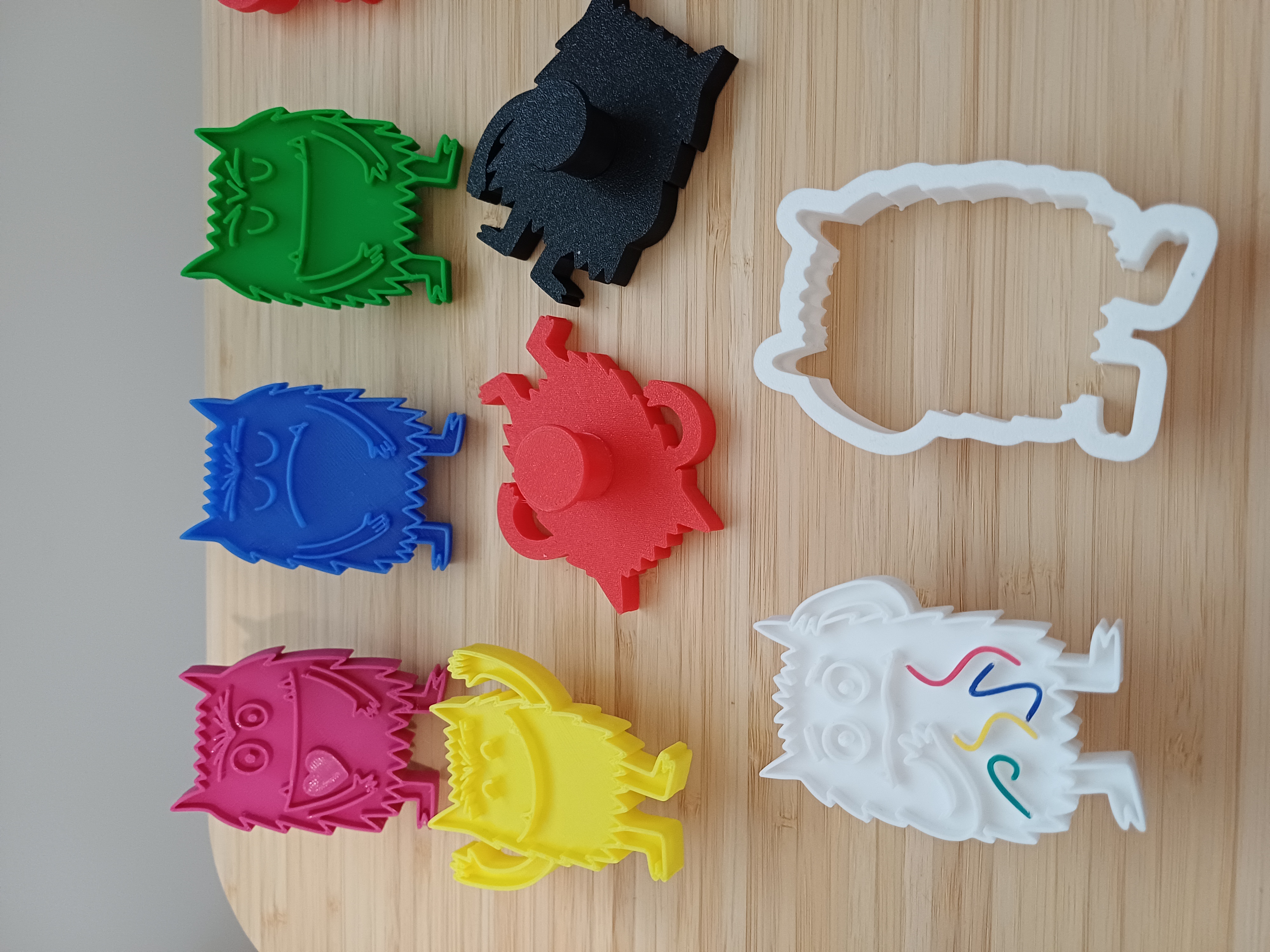 Set de 7 Moldes y Cortadores de Plastilina del Monstruo de Colores