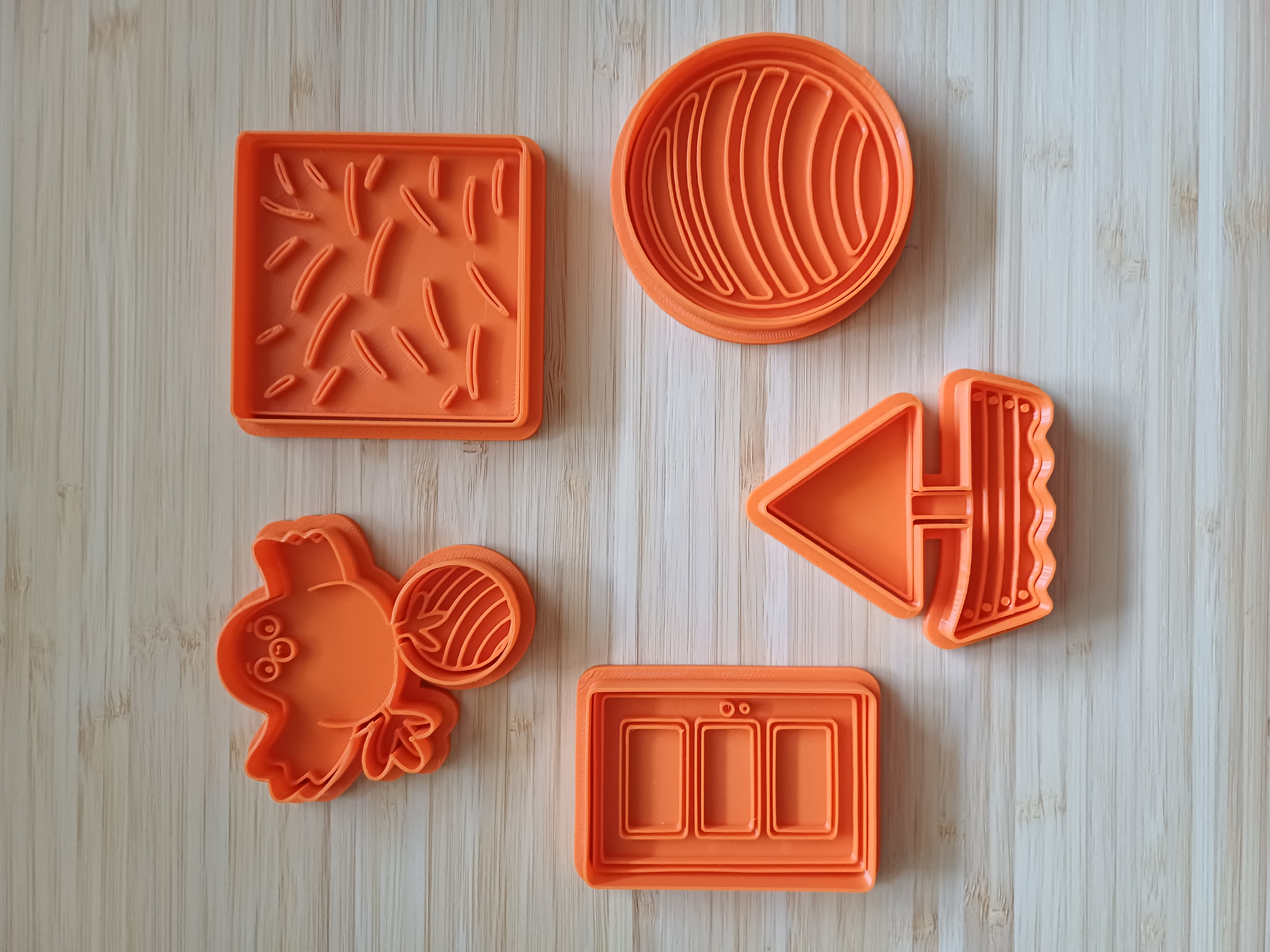 Set de 5 Moldes y Cortadores de Plastilina El Pollo Pepe y las Formas