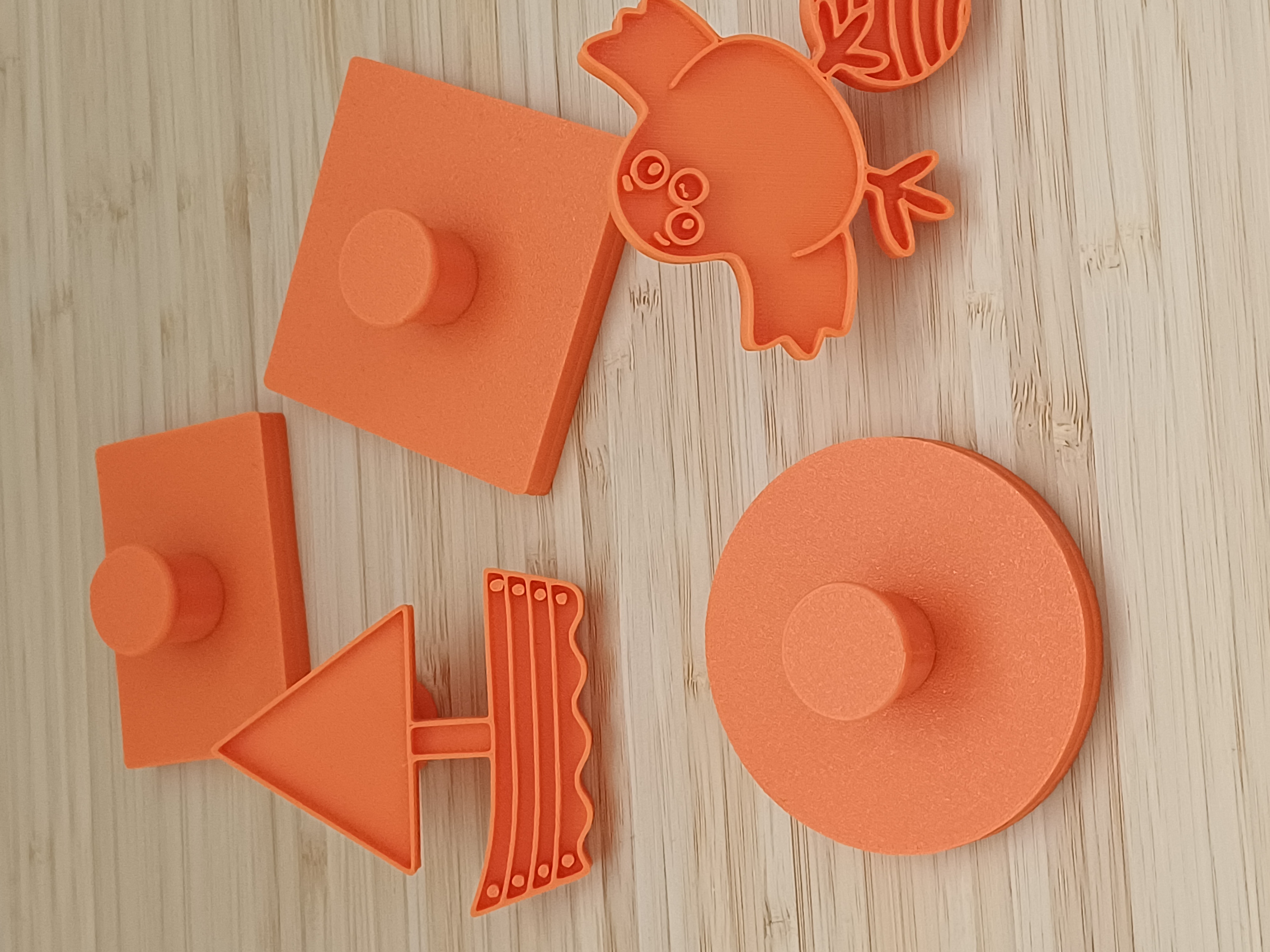 Set de 5 Moldes y Cortadores de Plastilina El Pollo Pepe y las Formas