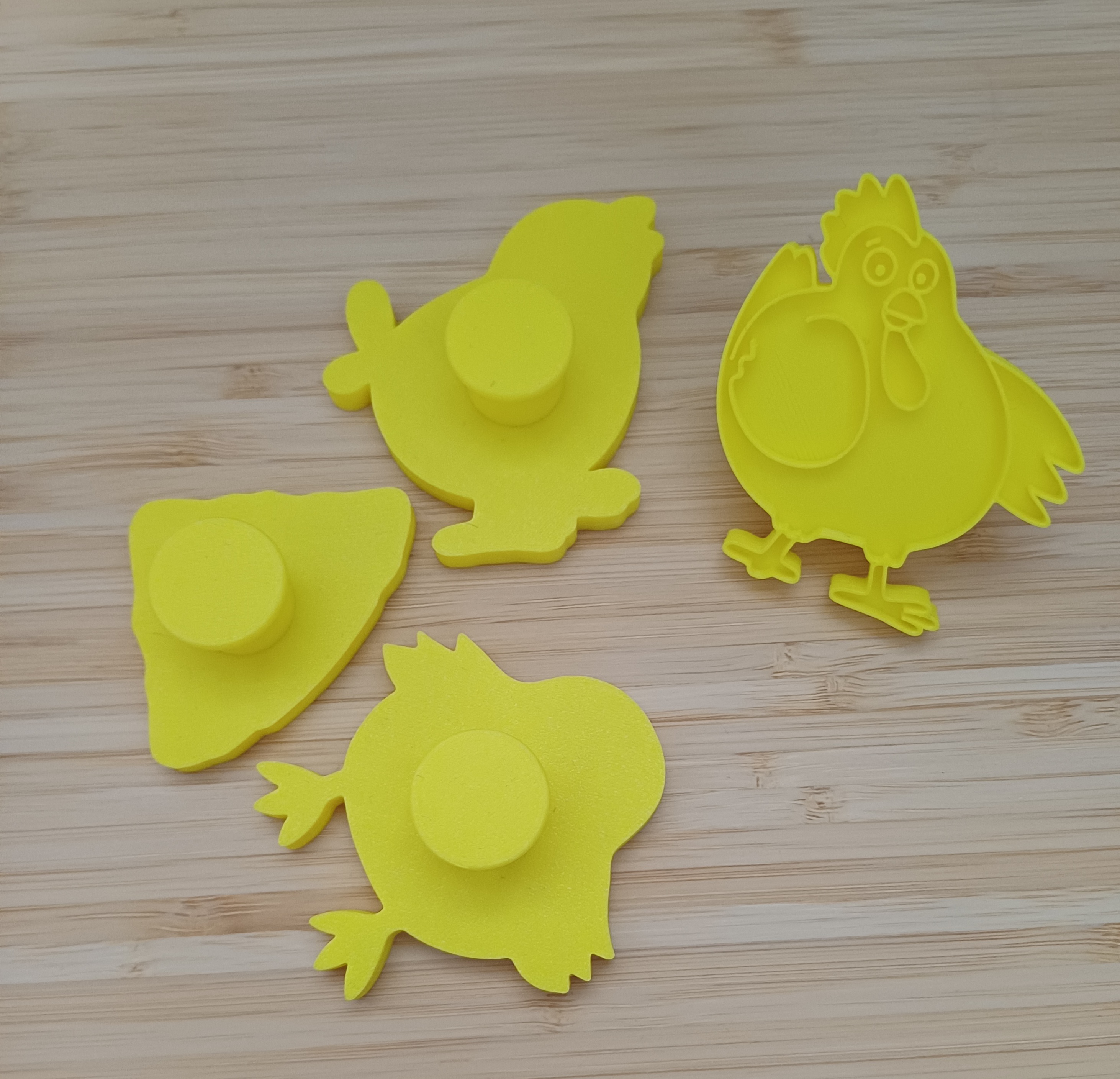 Set de El Pollo Pepe: 4 moldes de plastilina y 4 cortadores con mango 