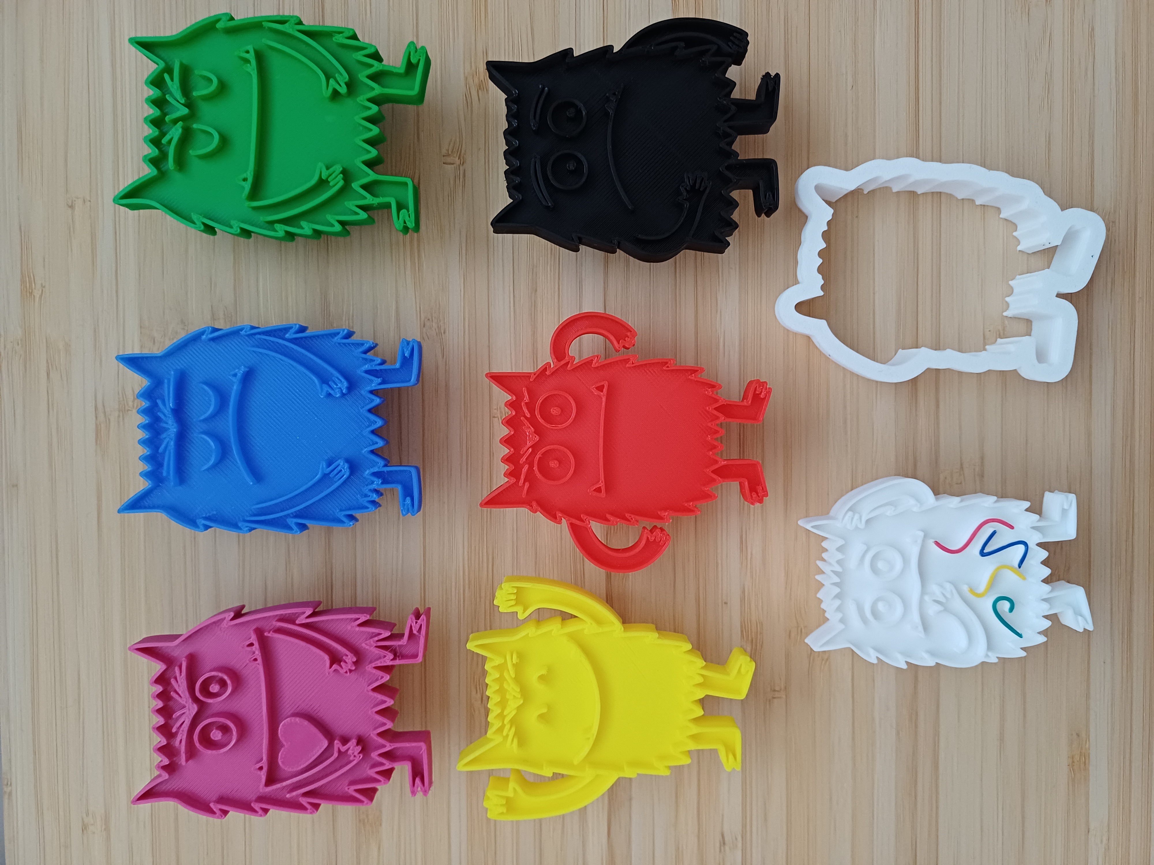 Set de 7 Moldes y Cortadores de Plastilina del Monstruo de Colores