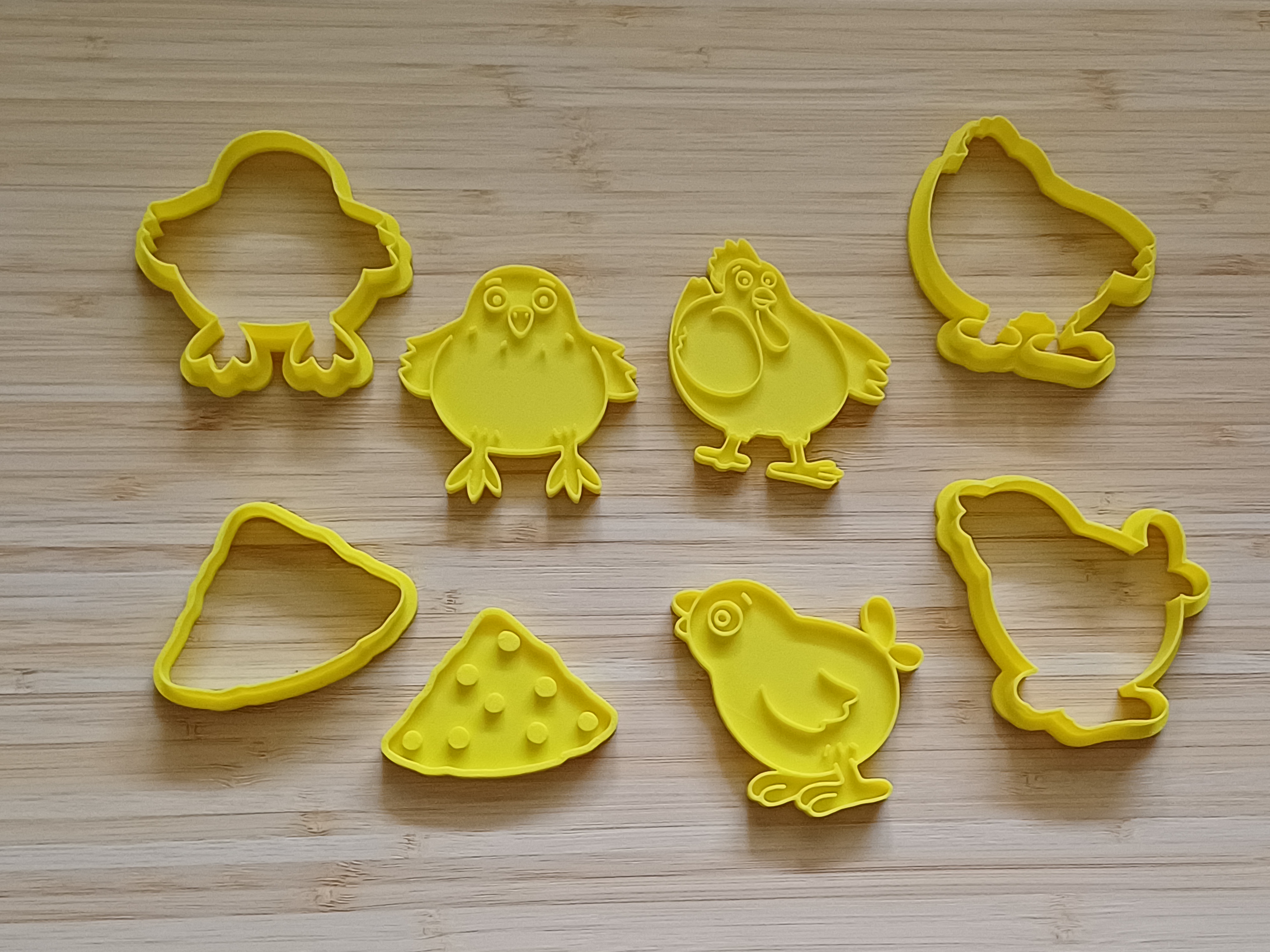 Set de El Pollo Pepe: 4 moldes de plastilina y 4 cortadores con mango 