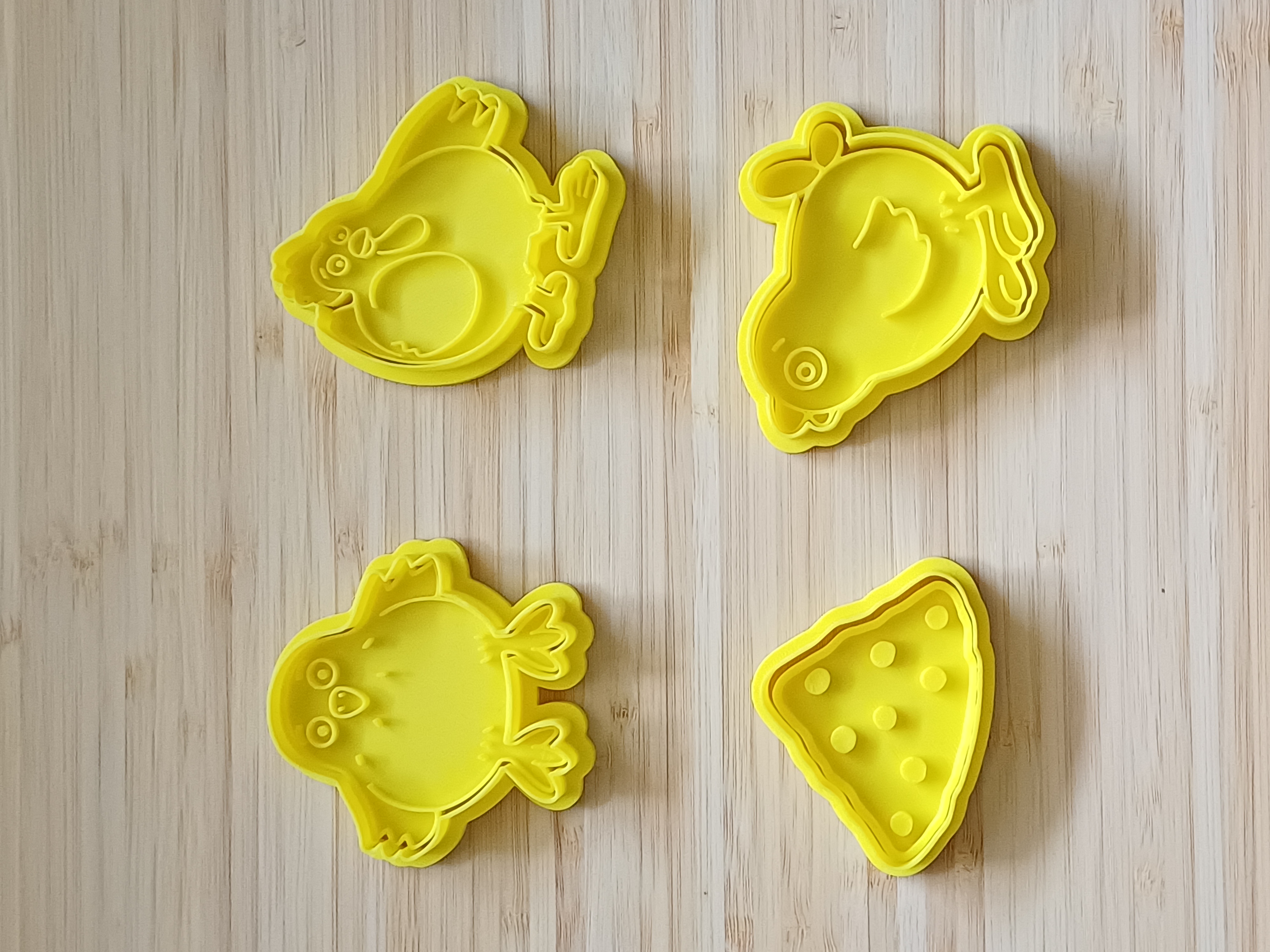 Set de El Pollo Pepe: 4 moldes de plastilina y 4 cortadores con mango 