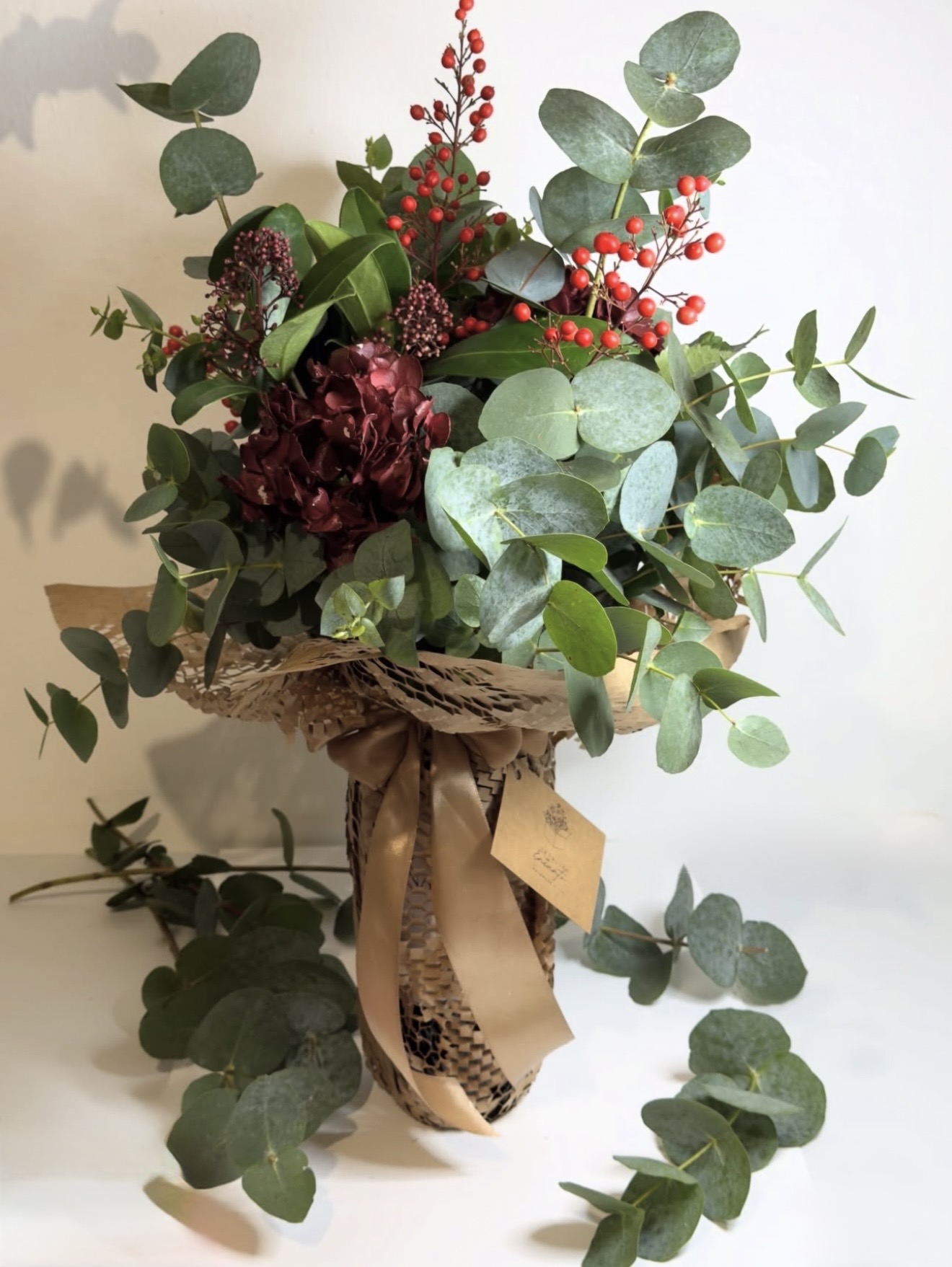 Ramo de eucalipto y flores rojas