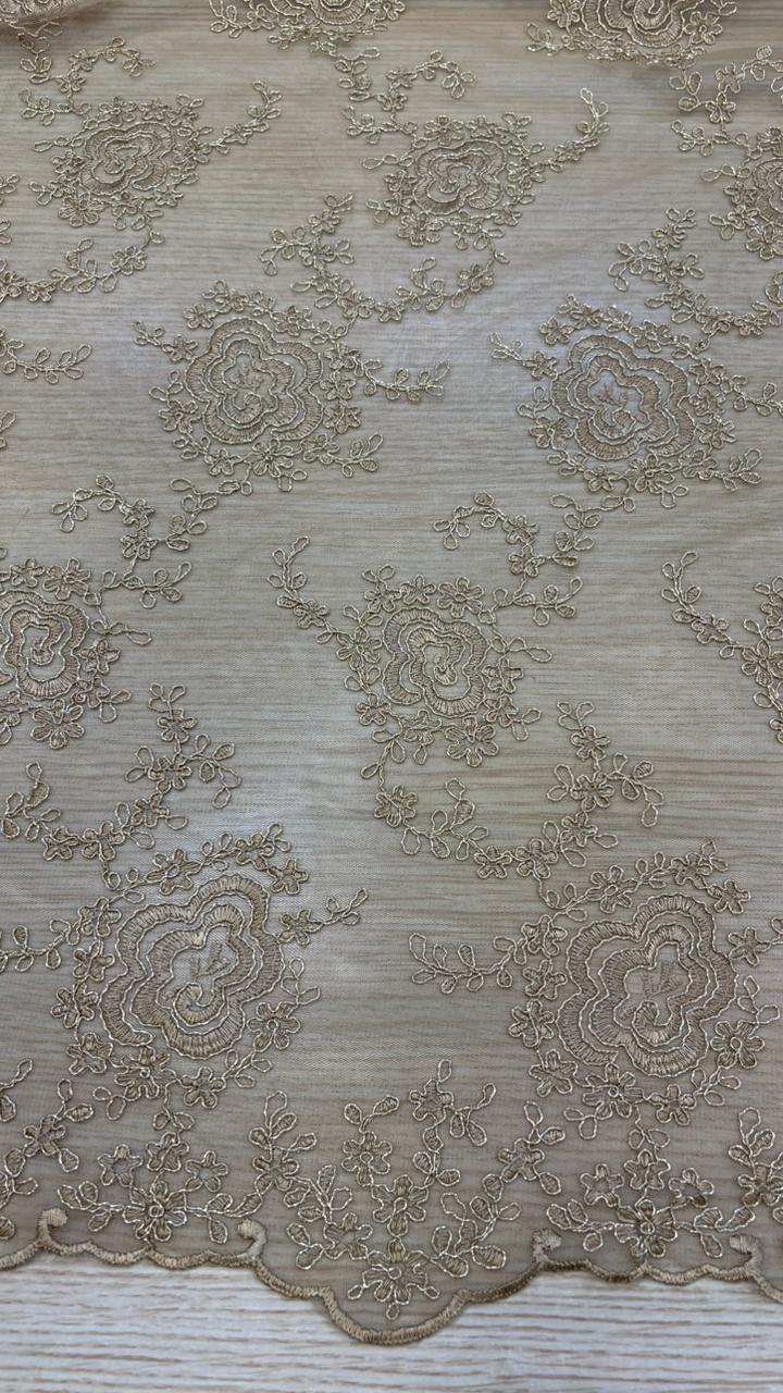 Renda com fio dourado