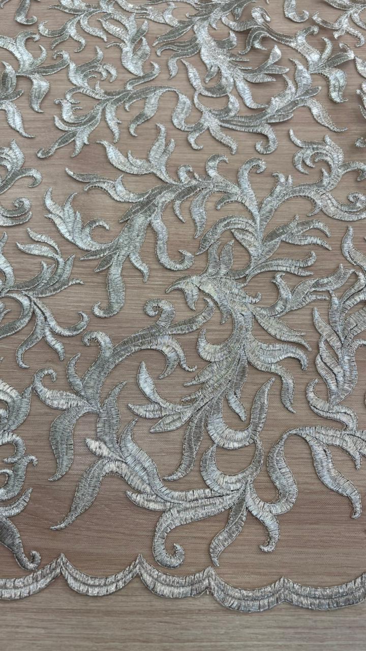 Tule arabesco dourado