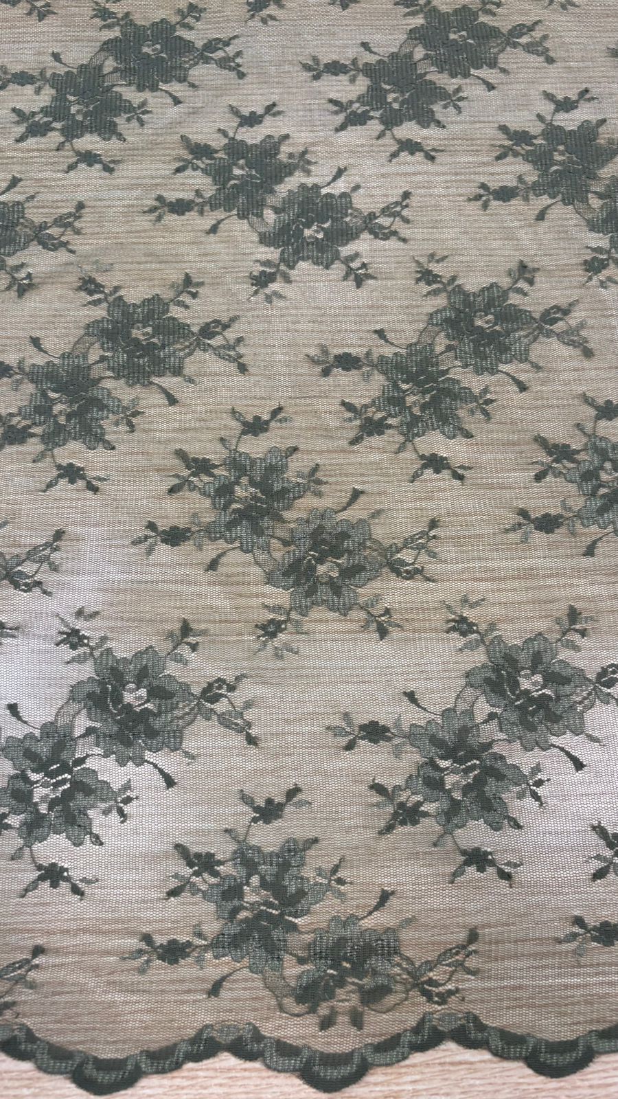 Tule bordado delicado