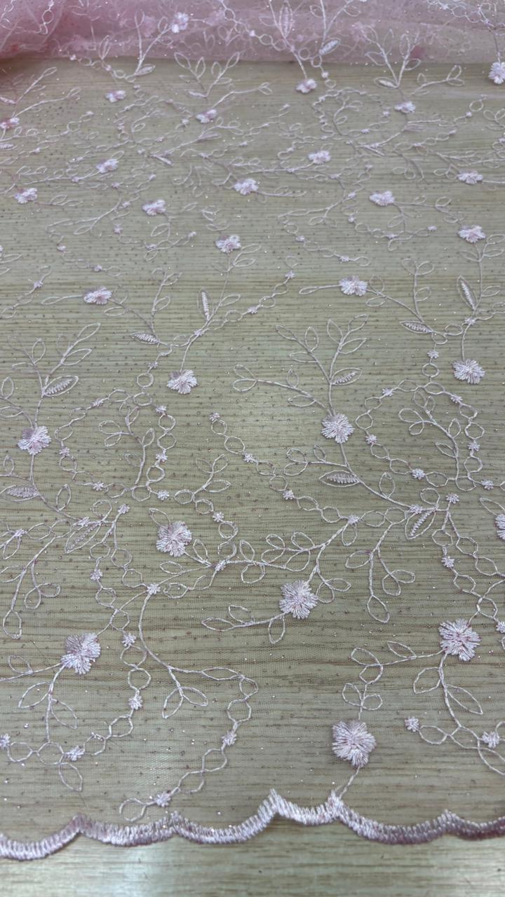 Tule bordado floral delicado