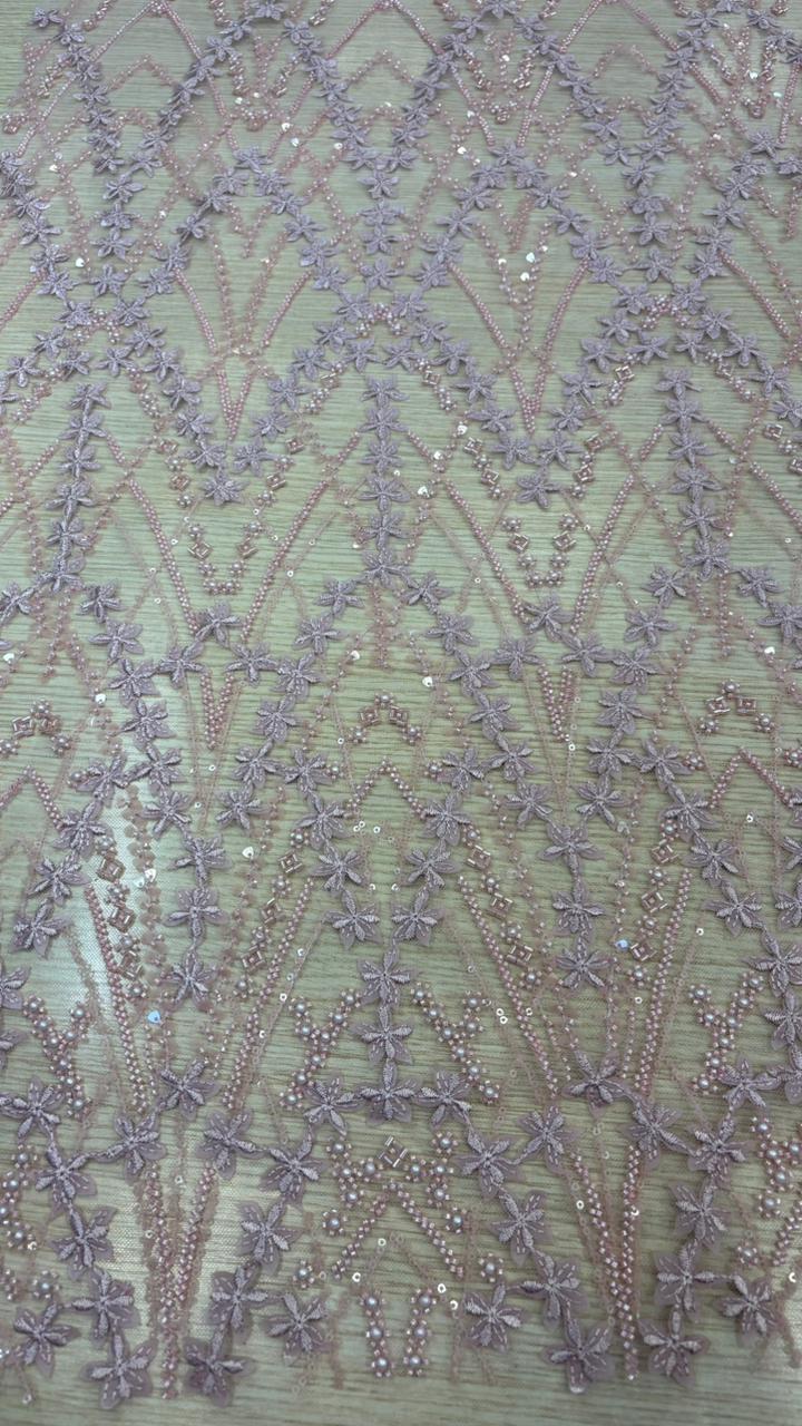 Tule bordado com pedraria 