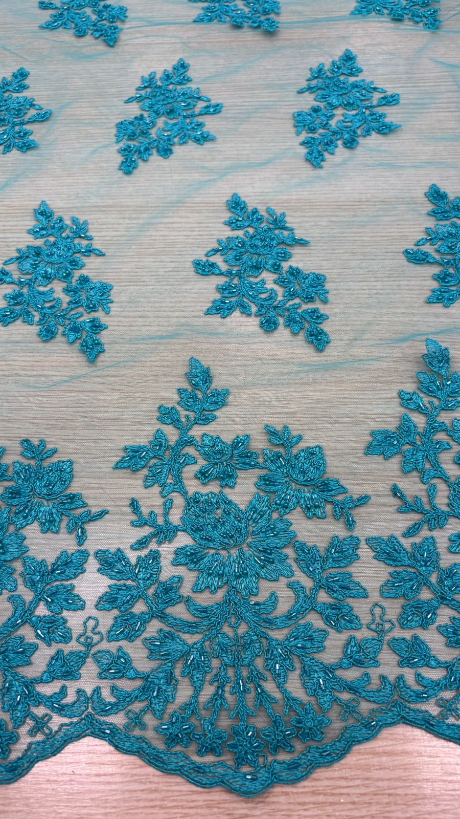 Renda floral bordada