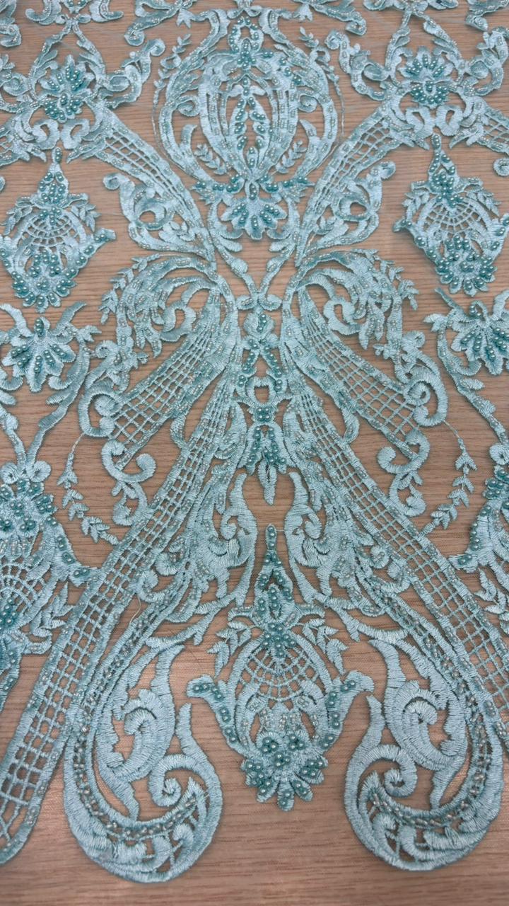 Renda arabesco bordada com pedraria
