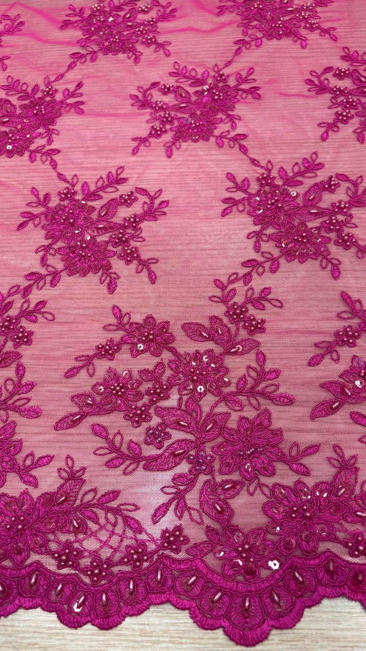 Renda bordada com pedraria