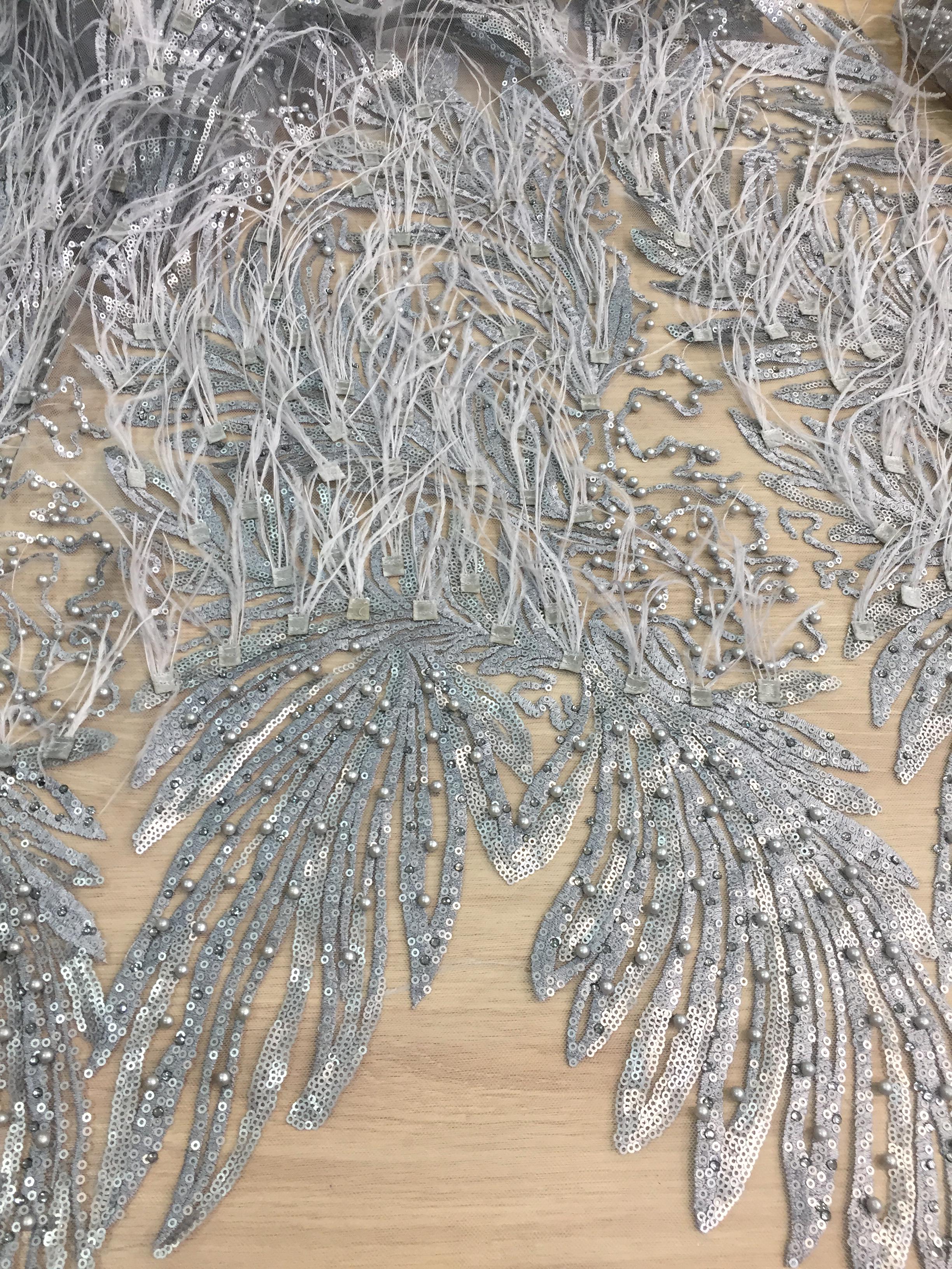 Tule bordado com plumas