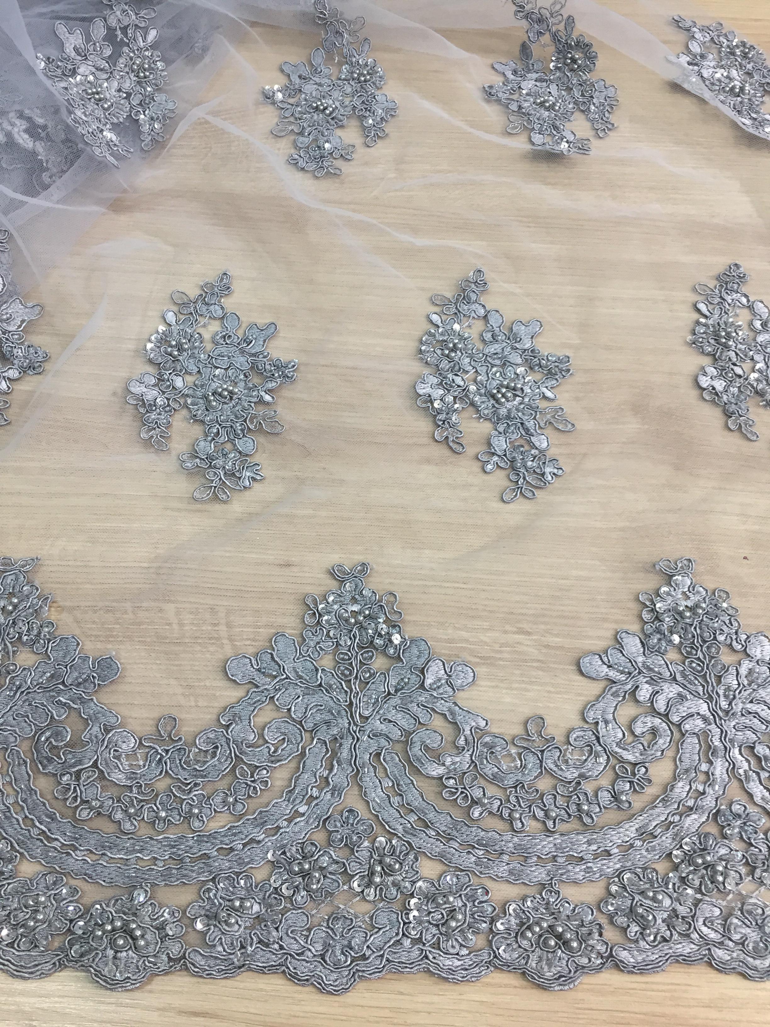 Renda bordada com pedraria 