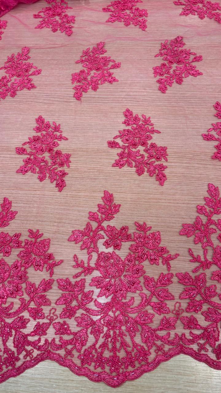 Renda bordada com pedraria