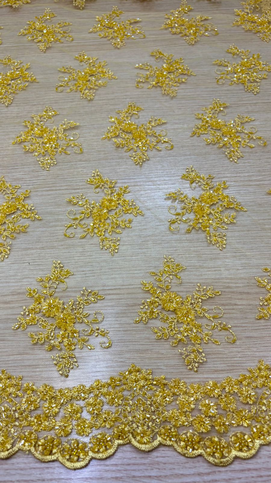 Renda bordada com pedraria
