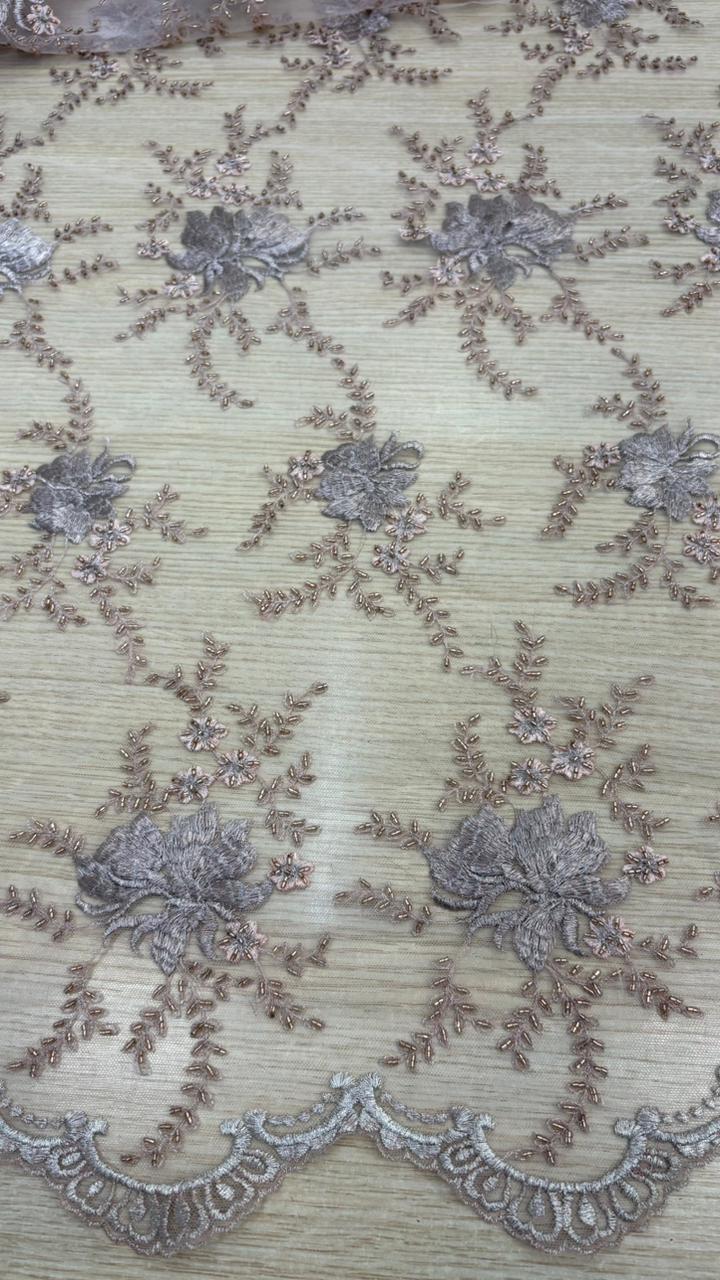 Tule bordado com pedraria