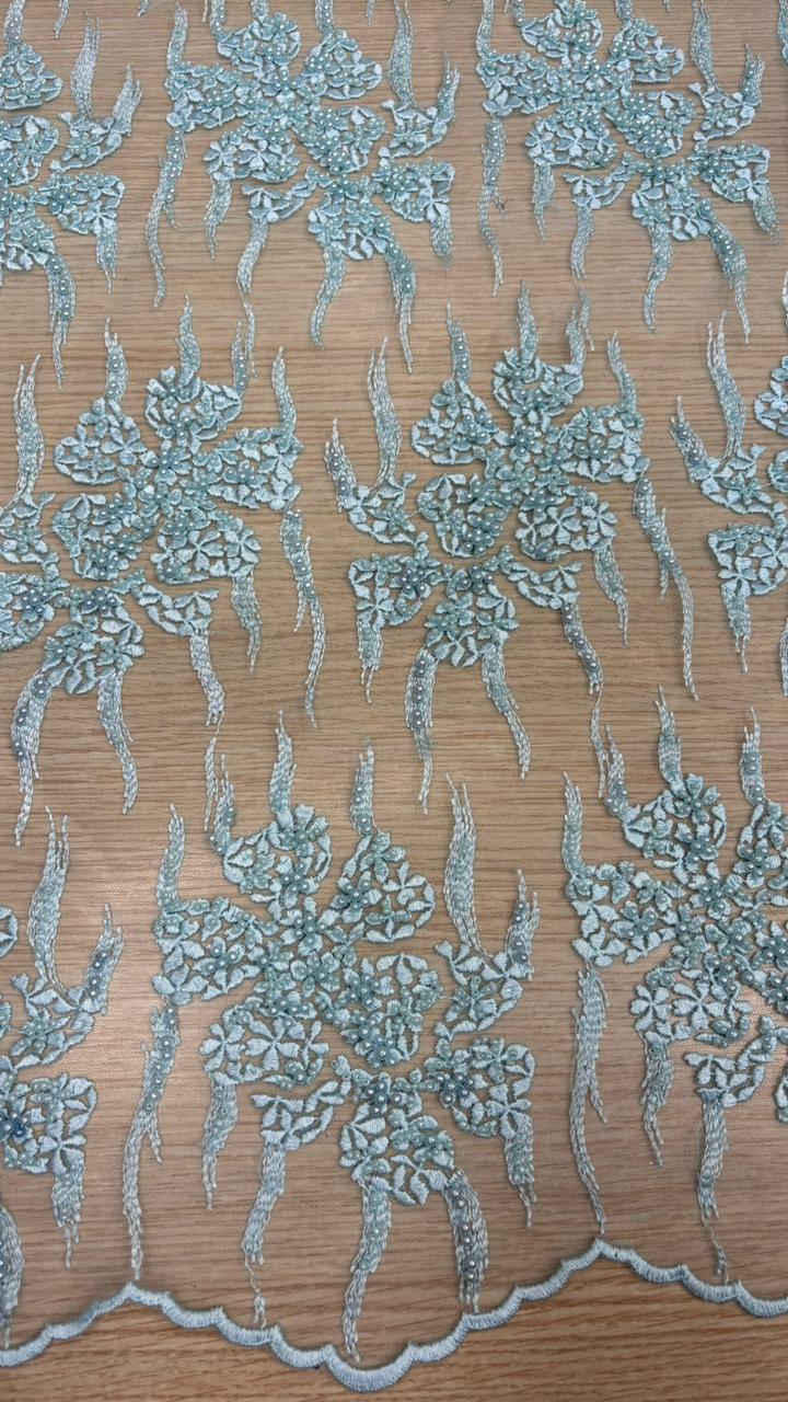 Renda bordada com pedraria