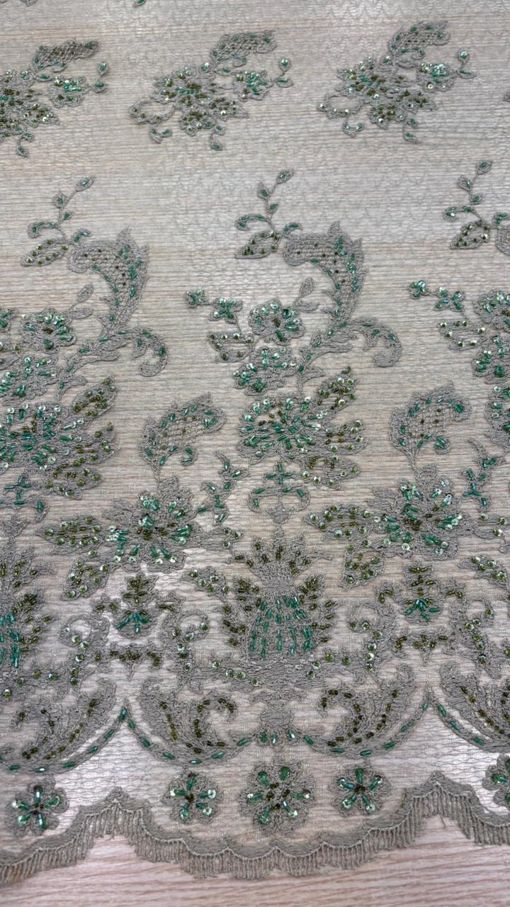 Tule bordado com pedraria