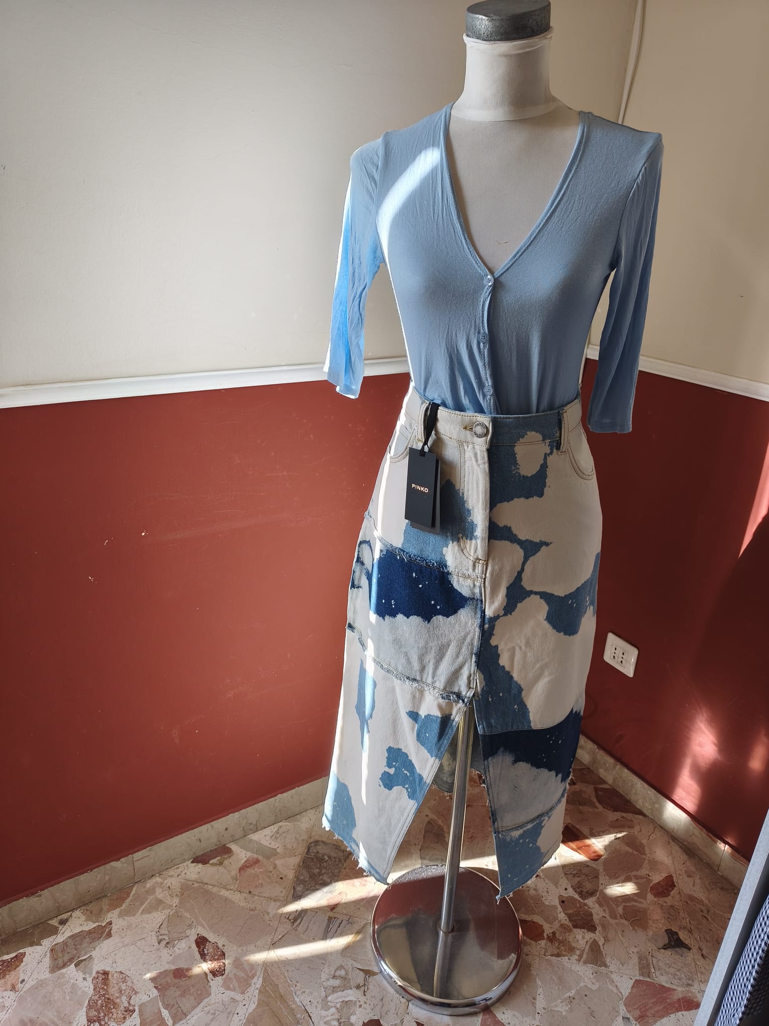 Blusa celeste con gonna jeans PInko