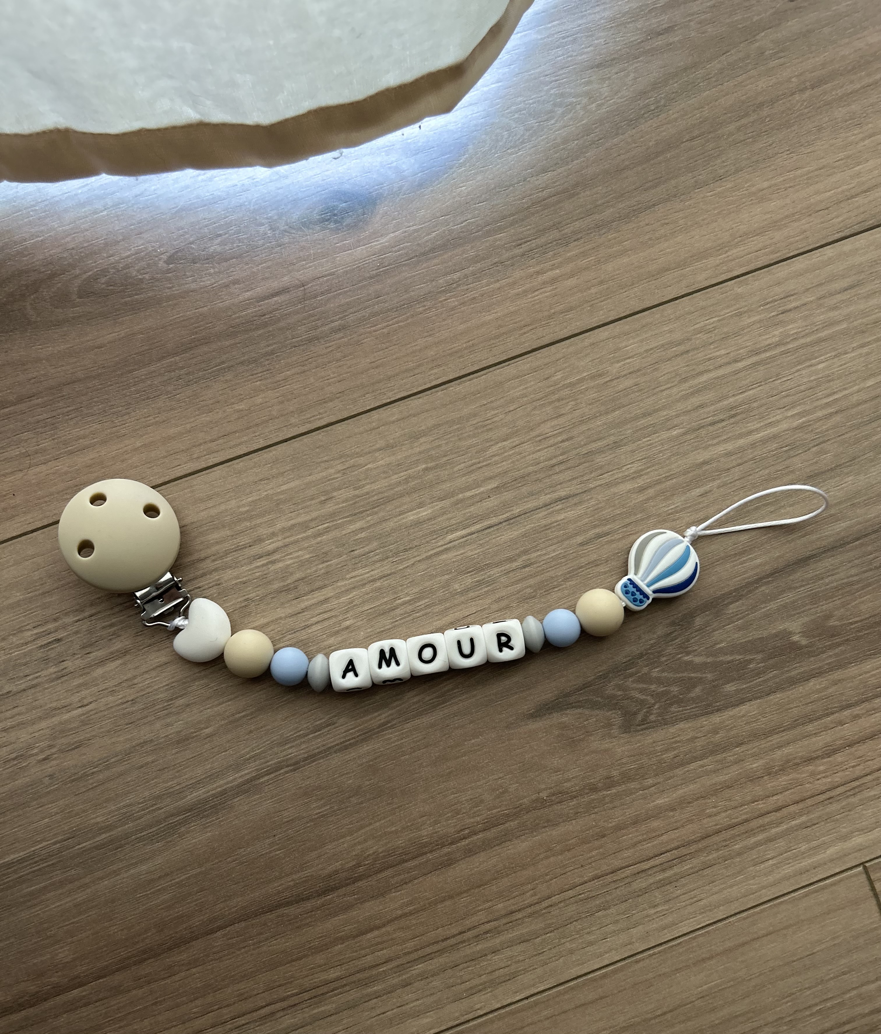 Attache-tétine personnalisable montgolfière 