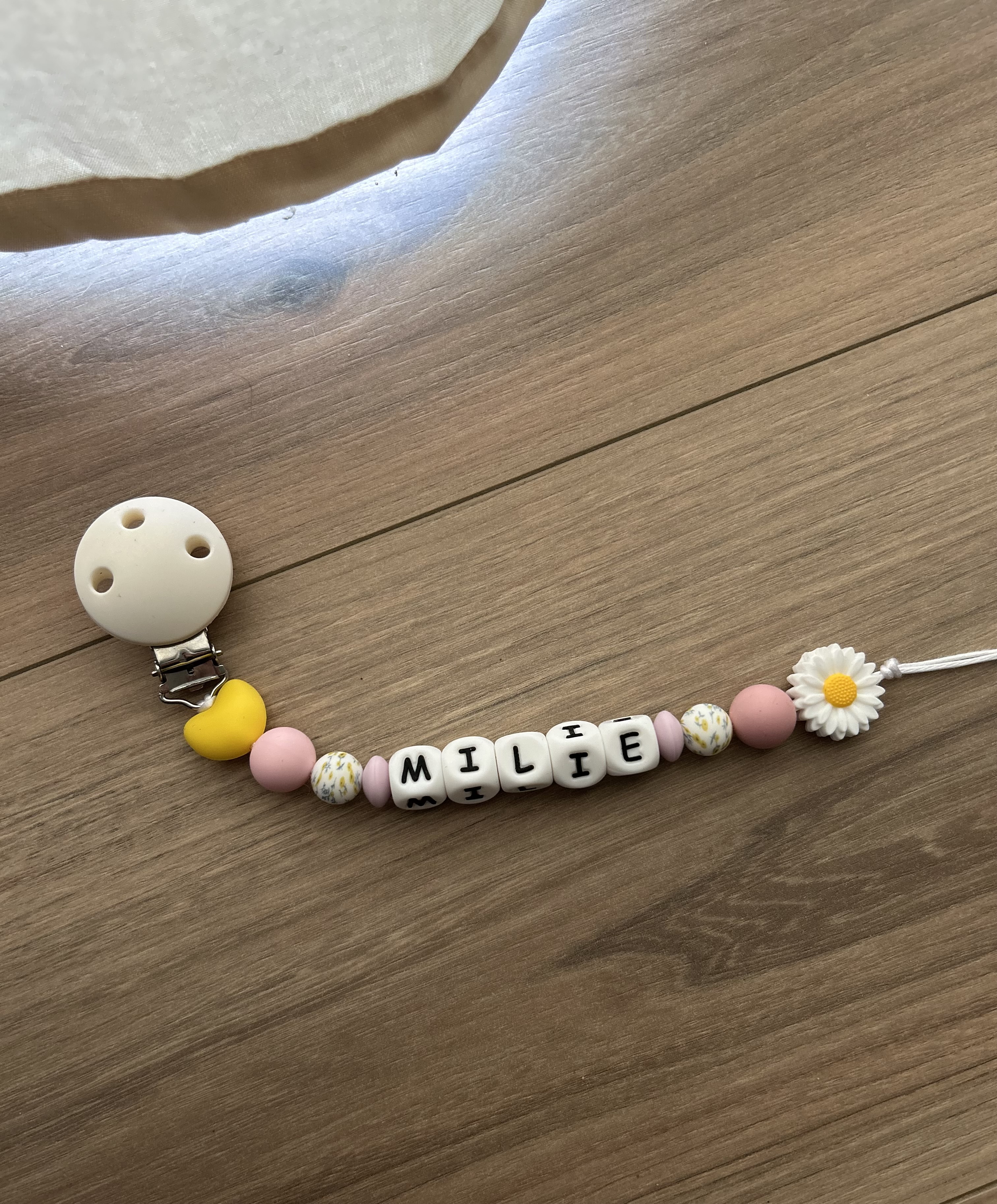 Attache-tétine personnalisable pâquerette 