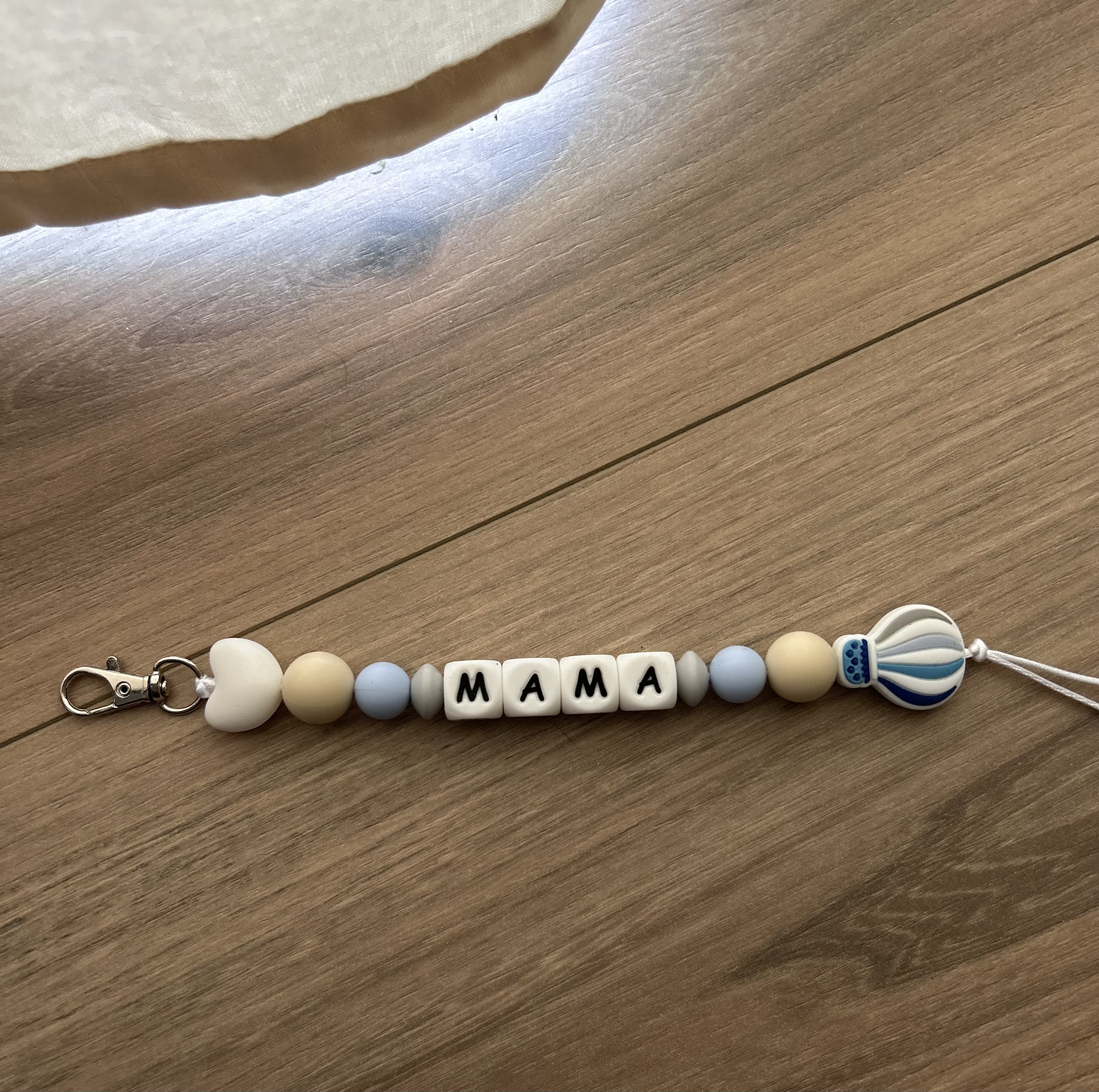 Porte-clés perlé « MAMA »