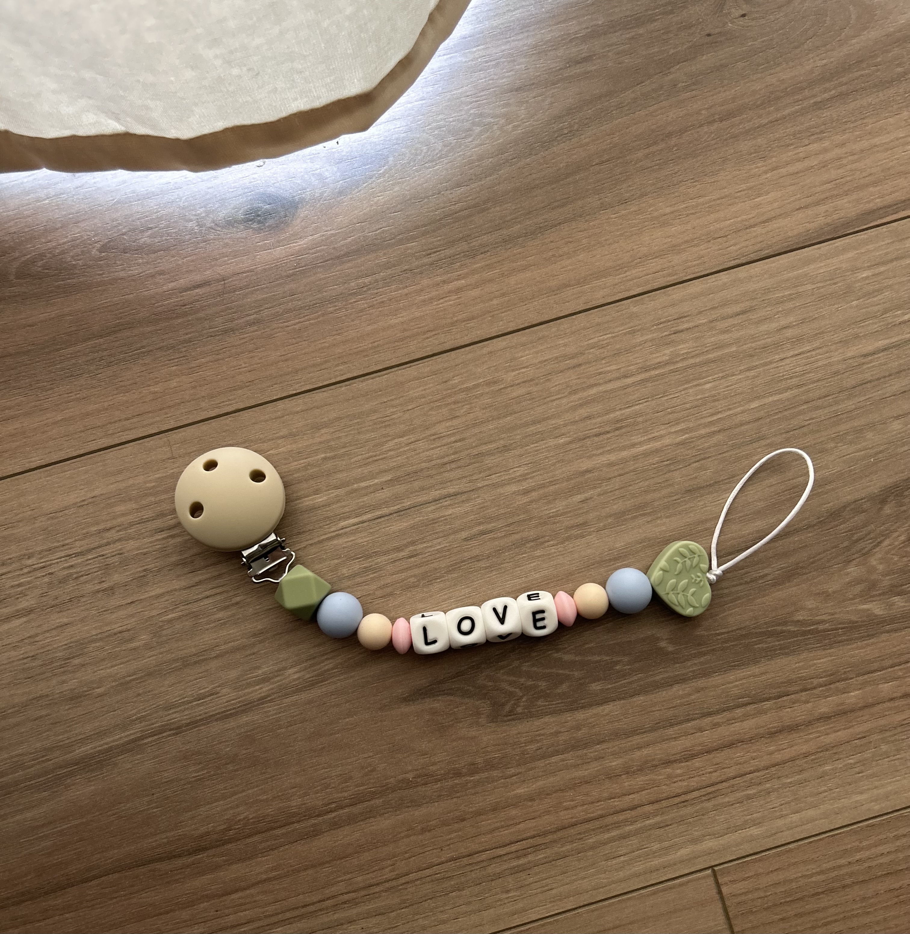 Attache-tétine personnalisable cœur kaki