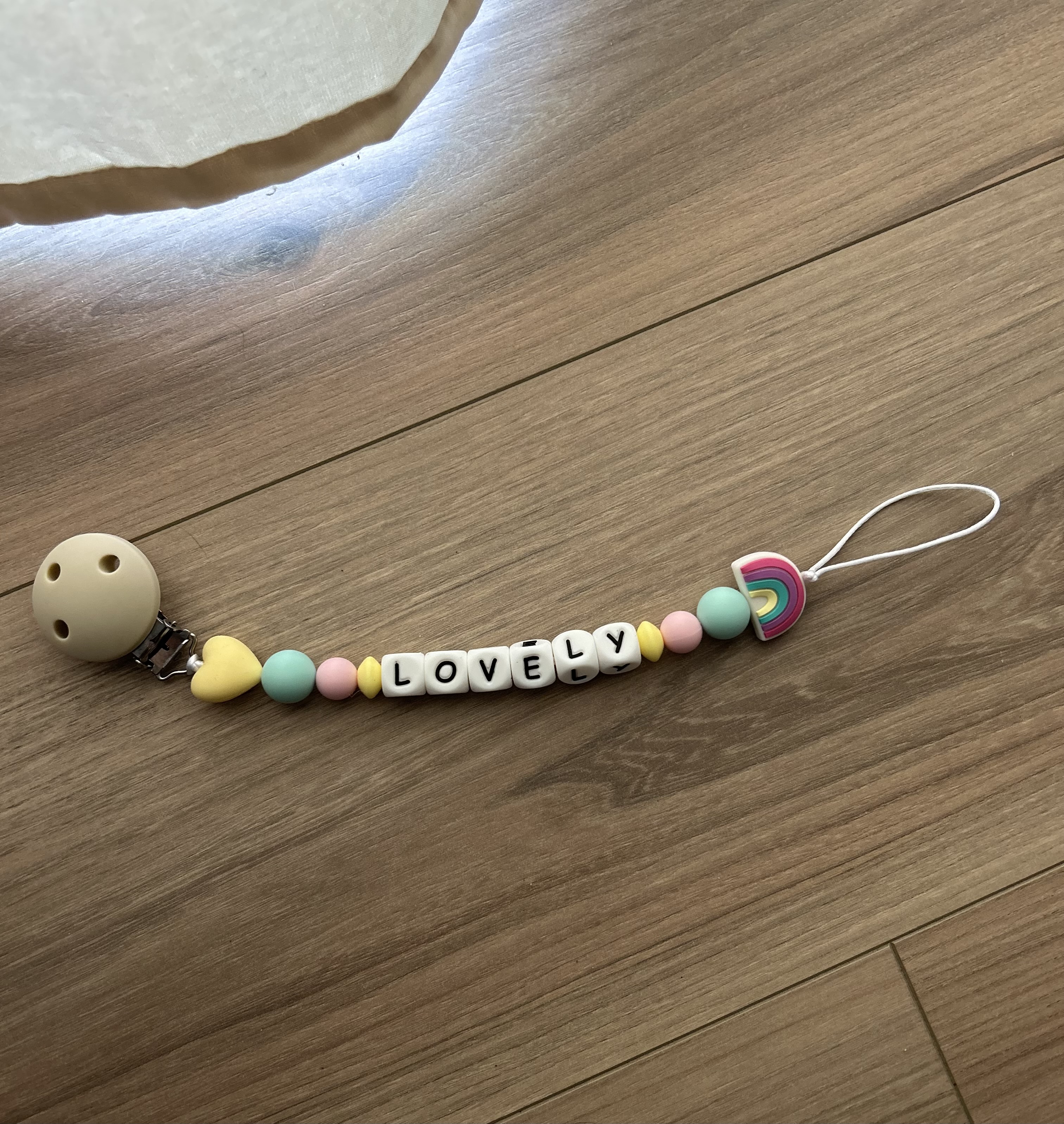 Attache-tétine personnalisable arc en ciel 🌈 