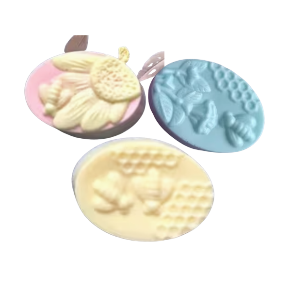 Jabón decorativo con flor y abeja artesanal (1 pza)