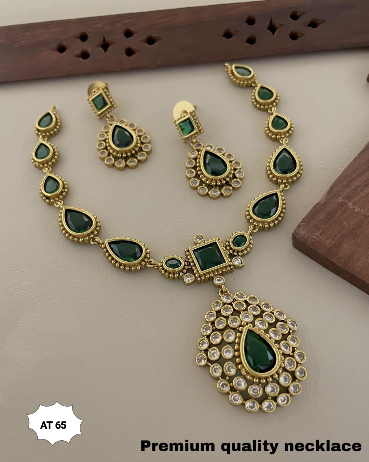 Green Stone Necklace Set