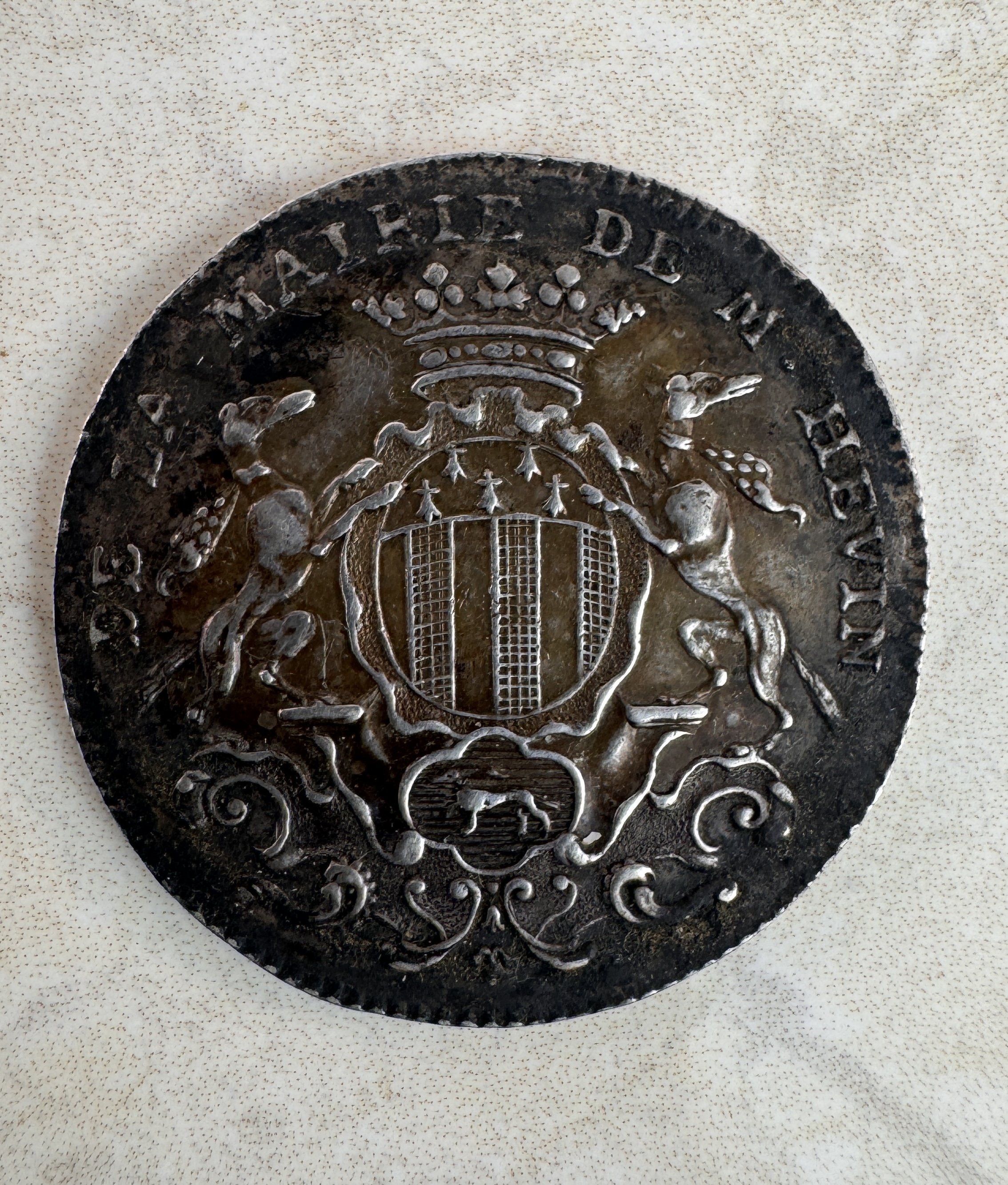 LOTE 26- Singular ficha honorífica municipal de plata concedida en 1758- Luis XV- 80/100 eur.