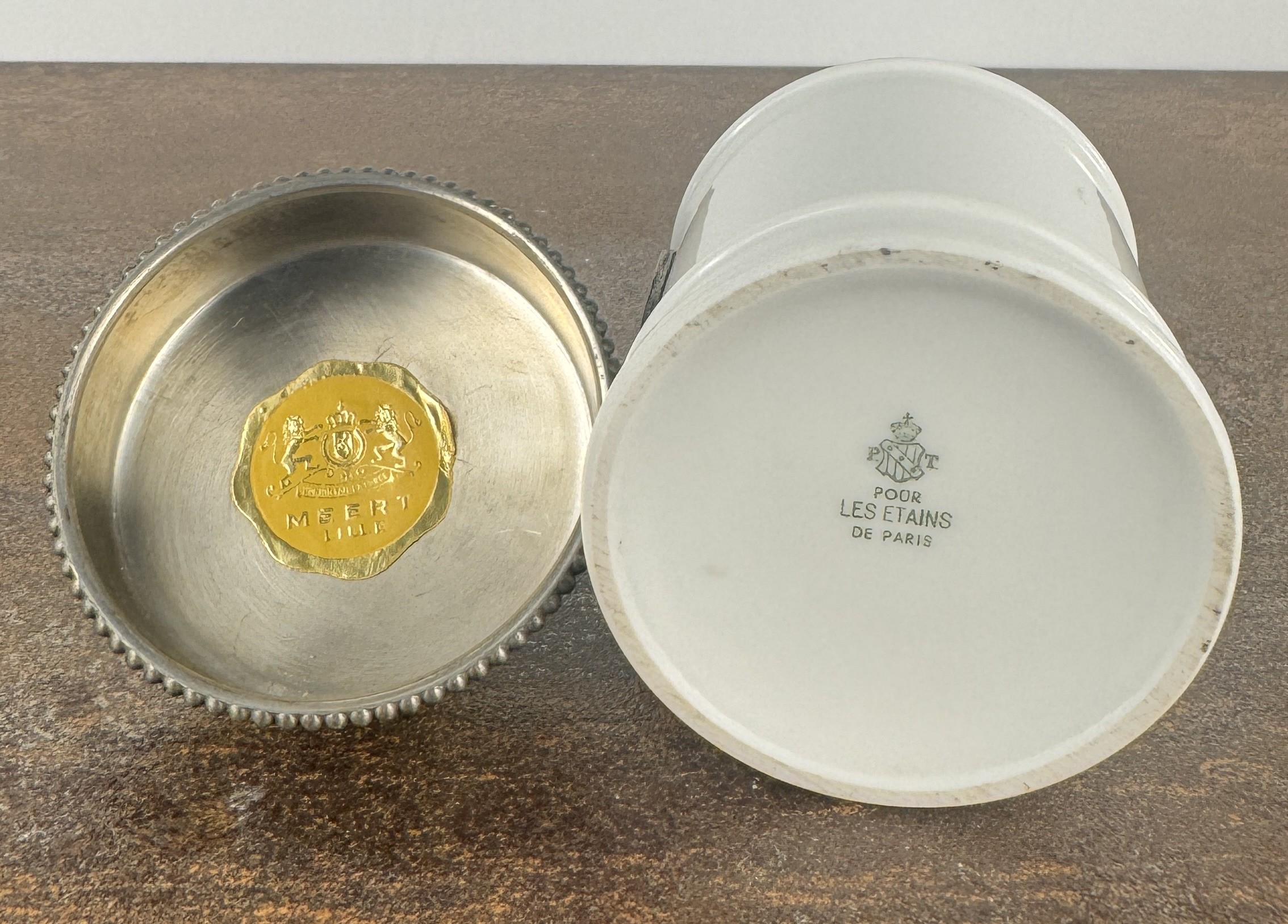 Lote 13- Elegante bombonera de porcelana blanca y estaño de la casa Meert. 55eur.