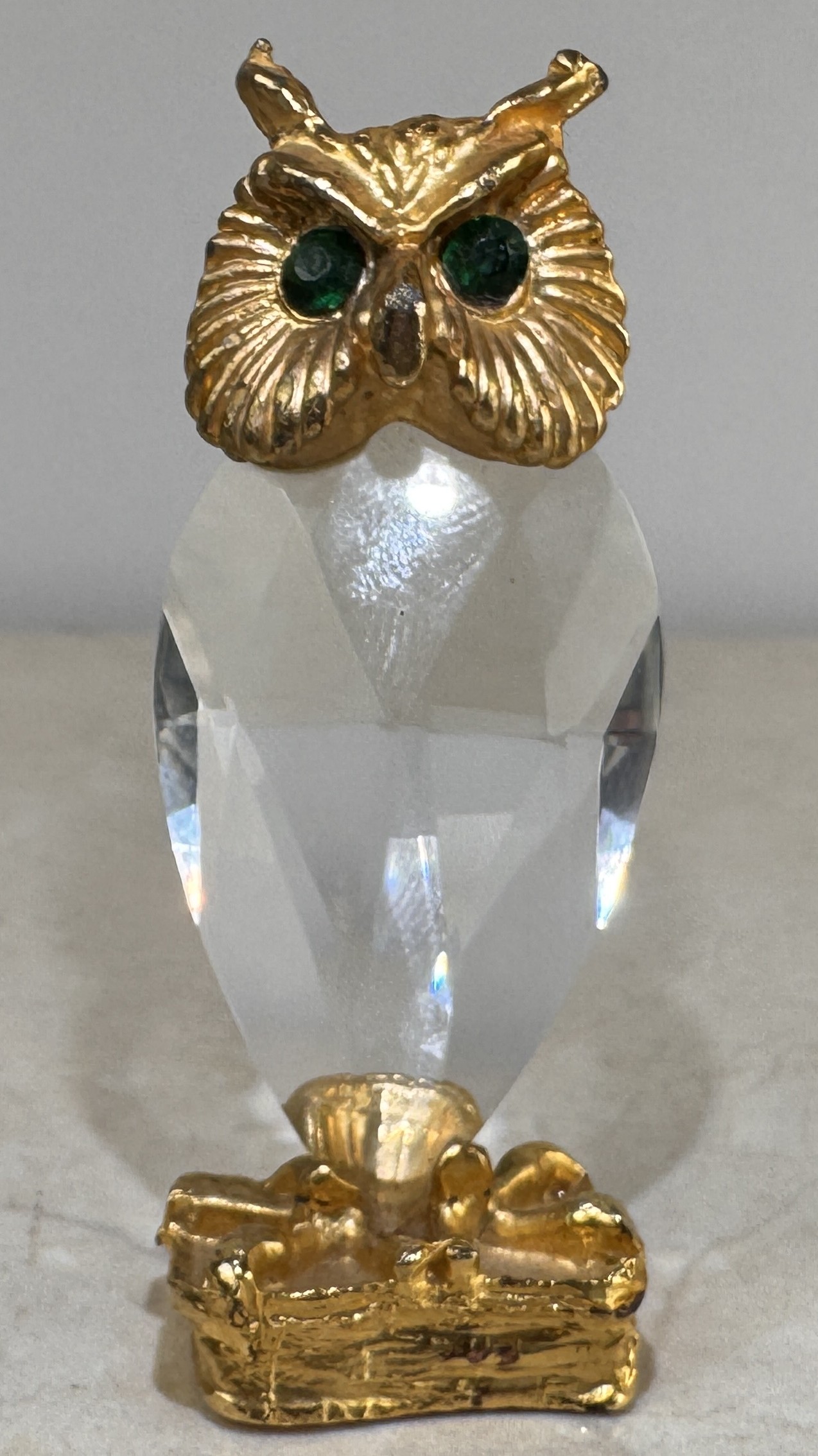 Lote 10- BUHO de cristal tallado y metal dorado. 70 eur.