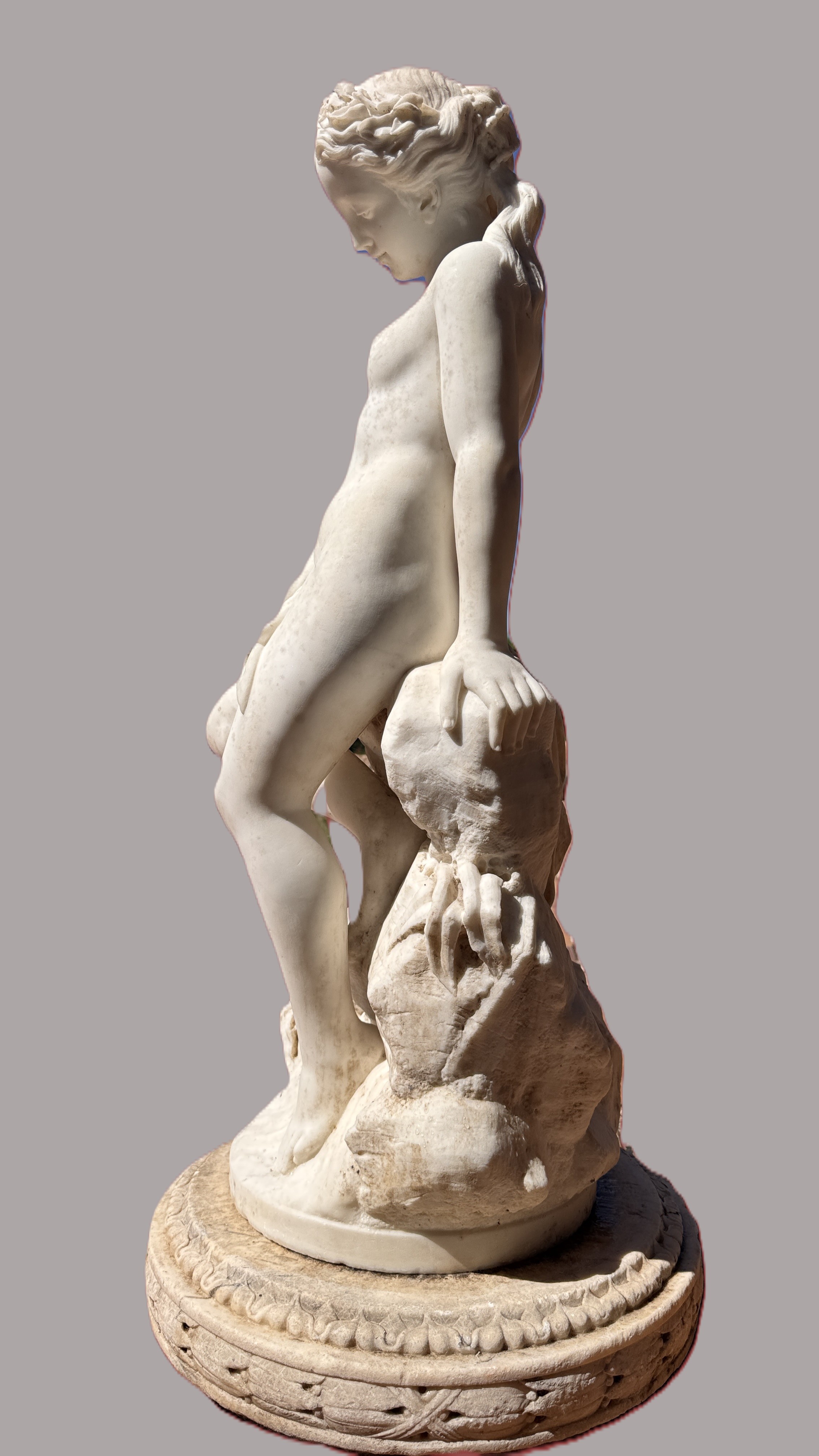 Lote 157- Bellisima escultura neoclásica en mármol de Carrara que representa a Venus bañandose - Finales del siglo XVIII - ppios XIX. 15000eur.