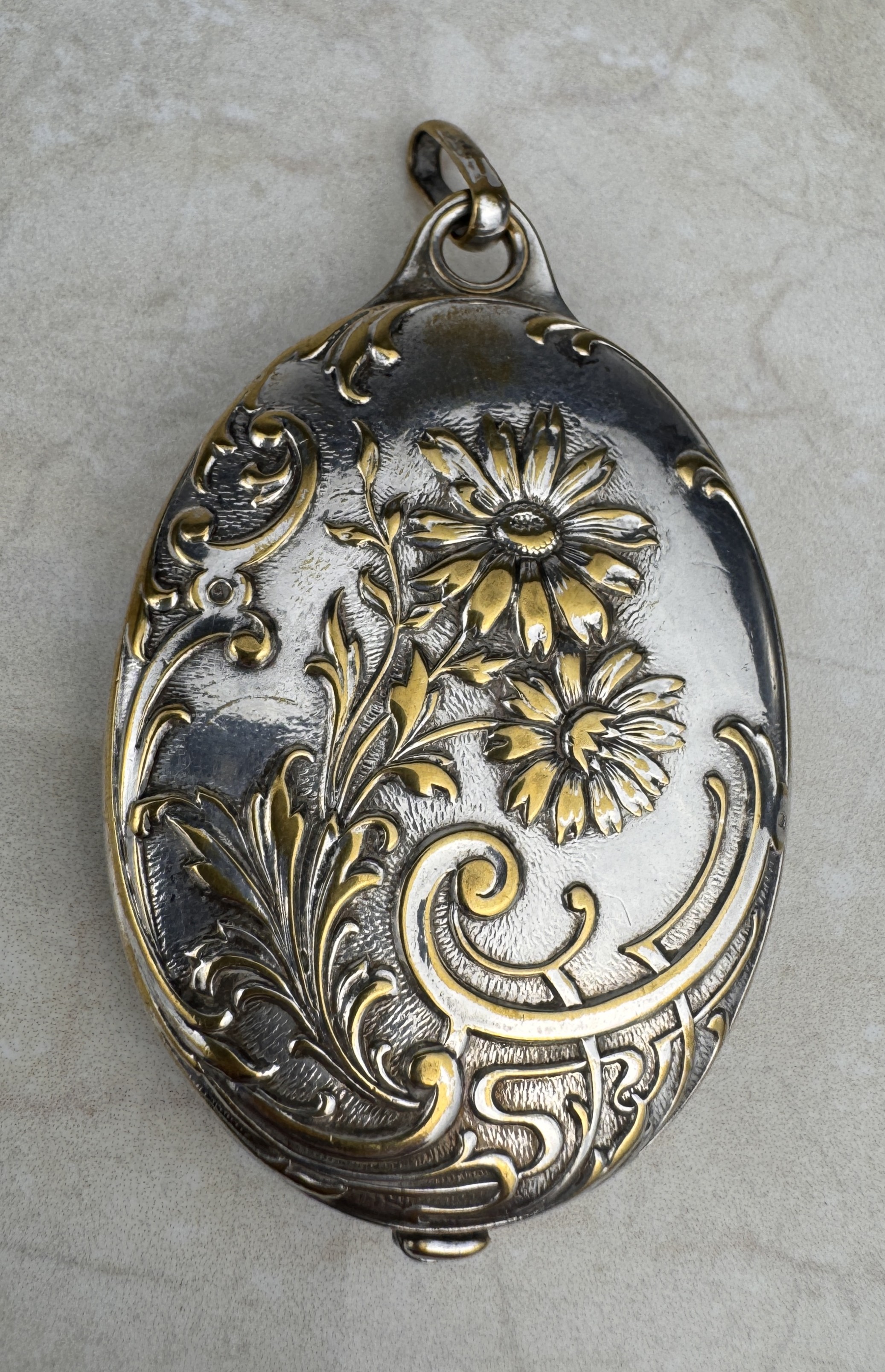 Lote 30- Colgante ART NOUVEAU de doble cara con espejos en metal repujado - 80/90 eur.