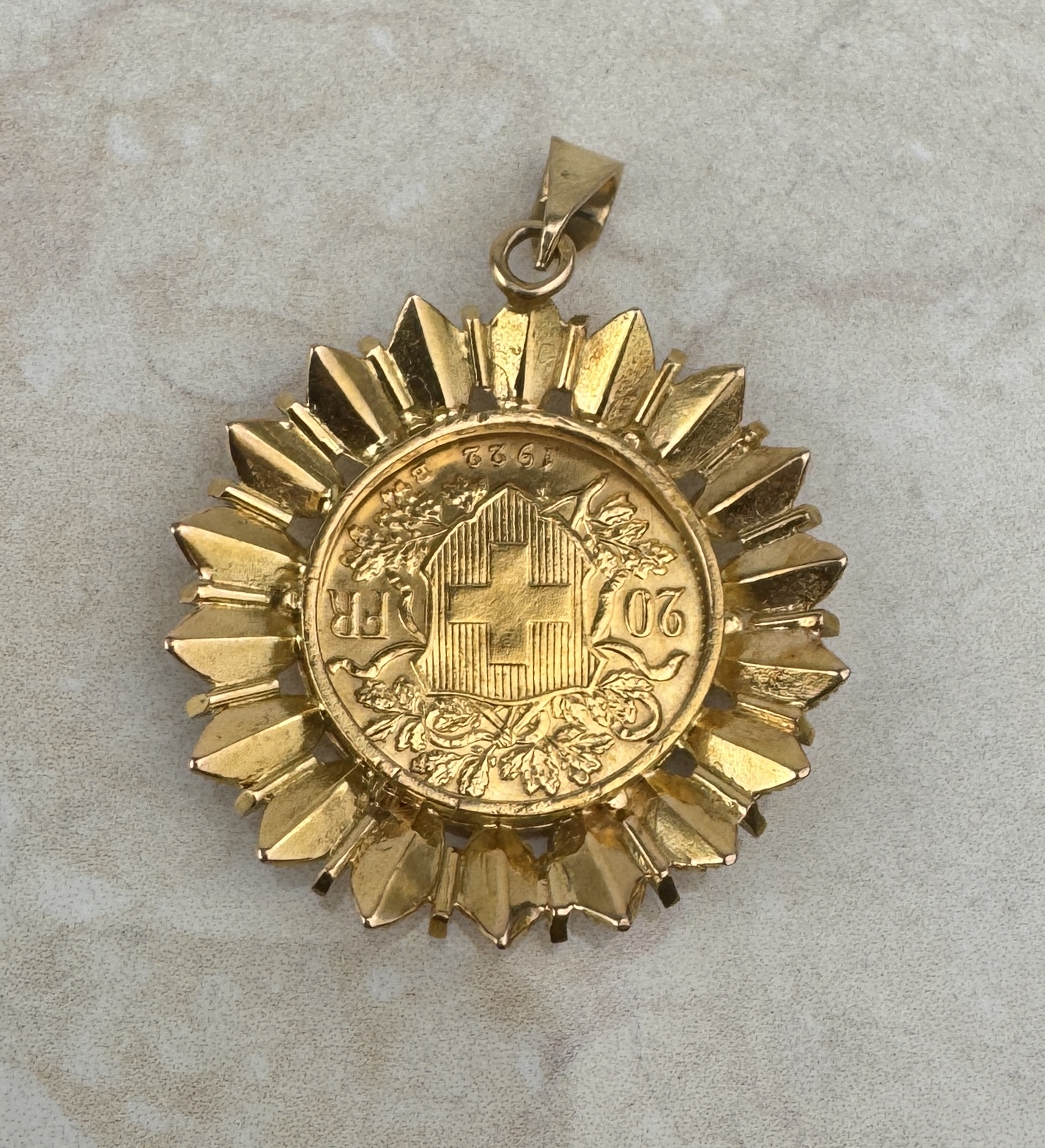 Lote 71- HELVETIA- Moneda de oro de 20 francos suizos 1922 montada sobre colgante de oro 900/1000 eur.