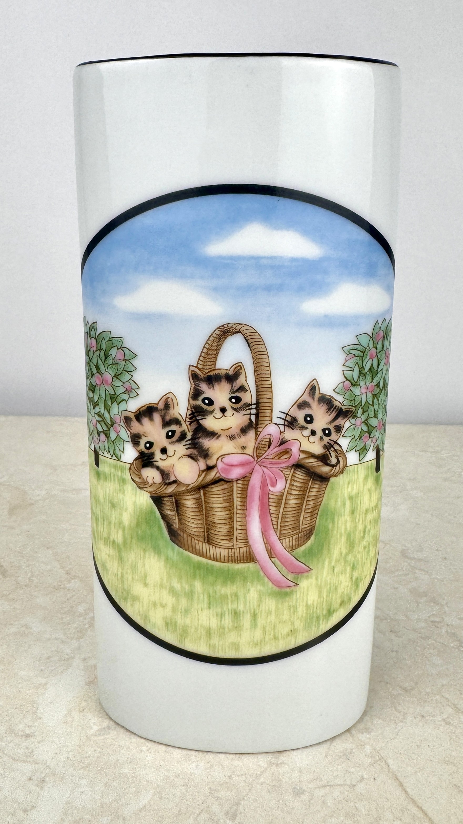 Lote 164- Pareja de jarroncitos de porcelana vintage decorados con gatitos. 40eur.