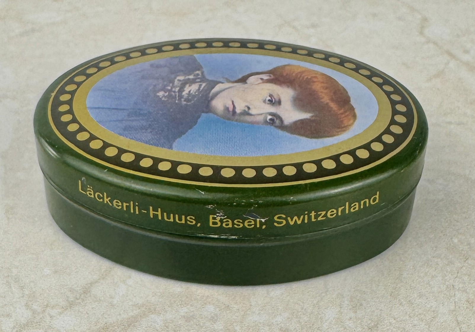 Lote 160- Caja publicitaria de hojalata litografiada " Pastillas de la Tía Serafína" Läckerli-Huss, Basliea (Suiza). 25eur.