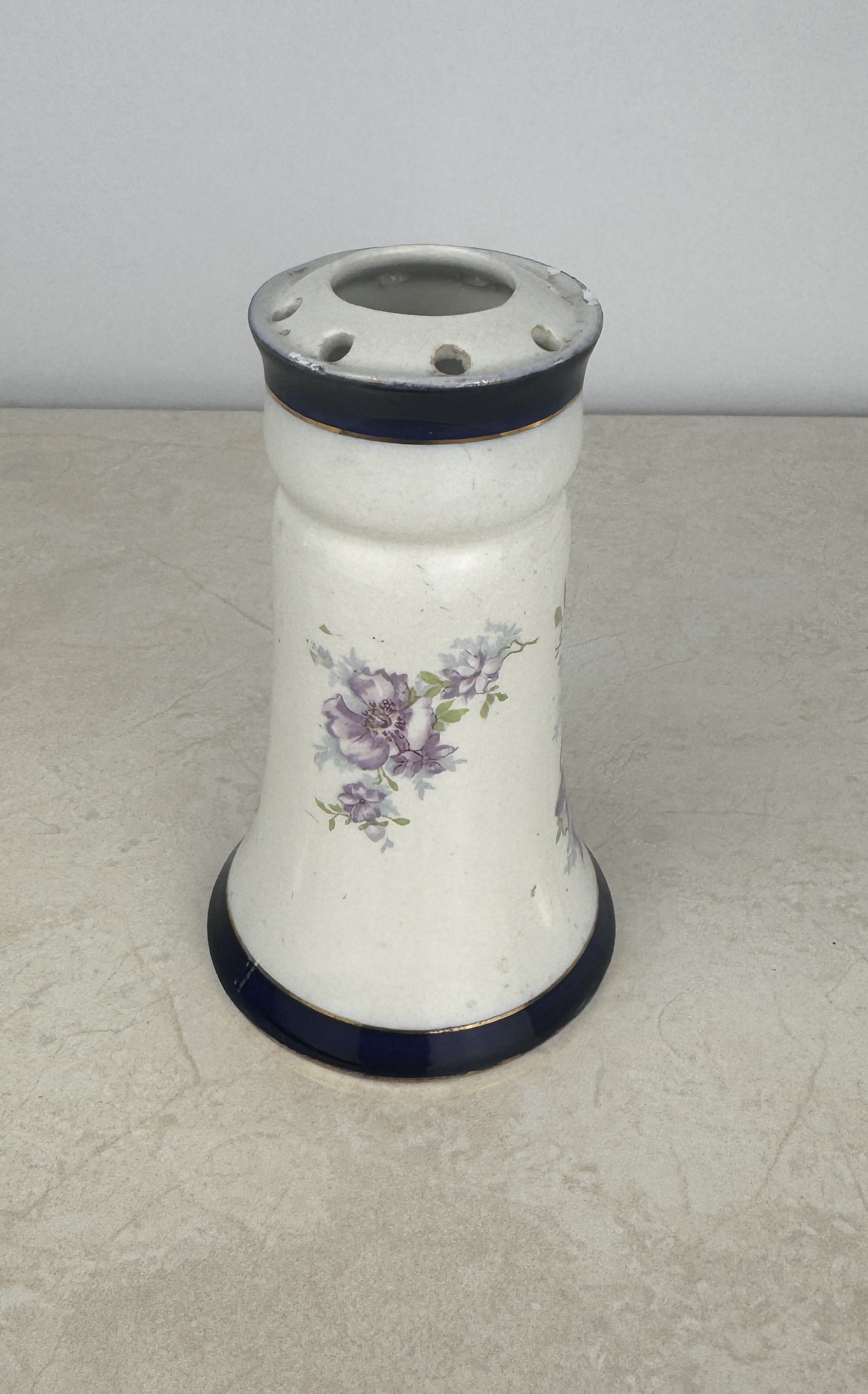 Lote 149-Violetero francés de porcelana pintado a mano, ca. 1900. 70eur.
