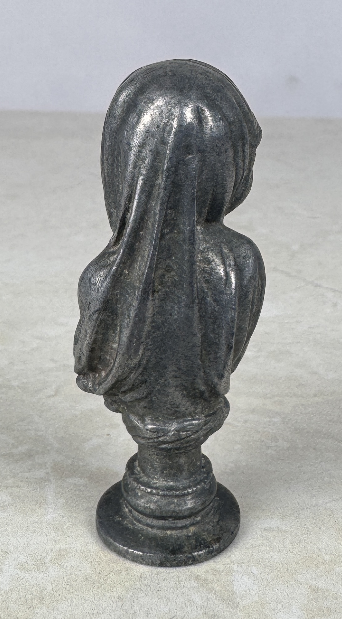 Lote 108- Según HOUDON Jean Antoine (1741-1828), "La friolera" pequeño sello de metal patinado- 30/40 eur.