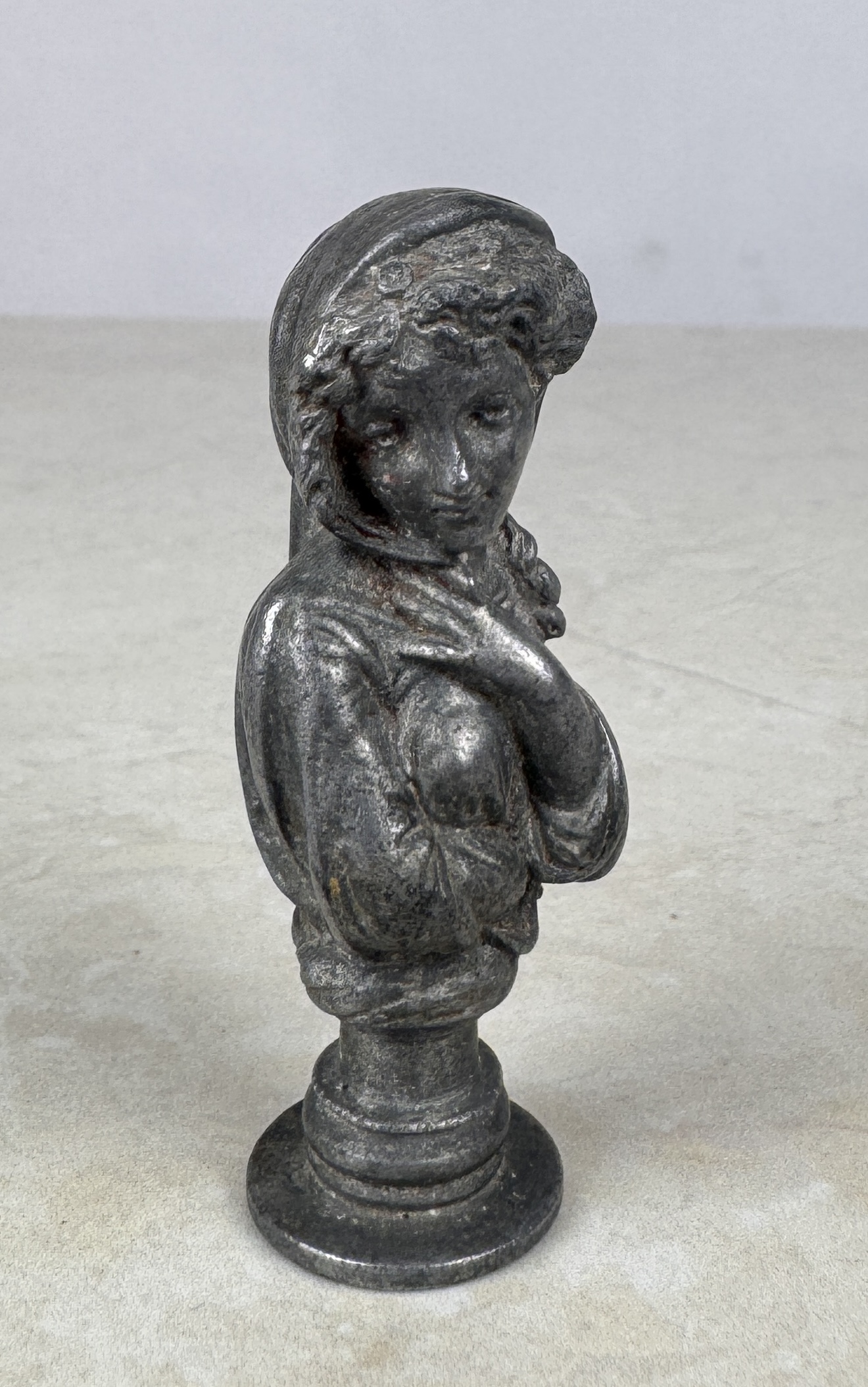 Lote 108- Según HOUDON Jean Antoine (1741-1828), "La friolera" pequeño sello de metal patinado- 30/40 eur.