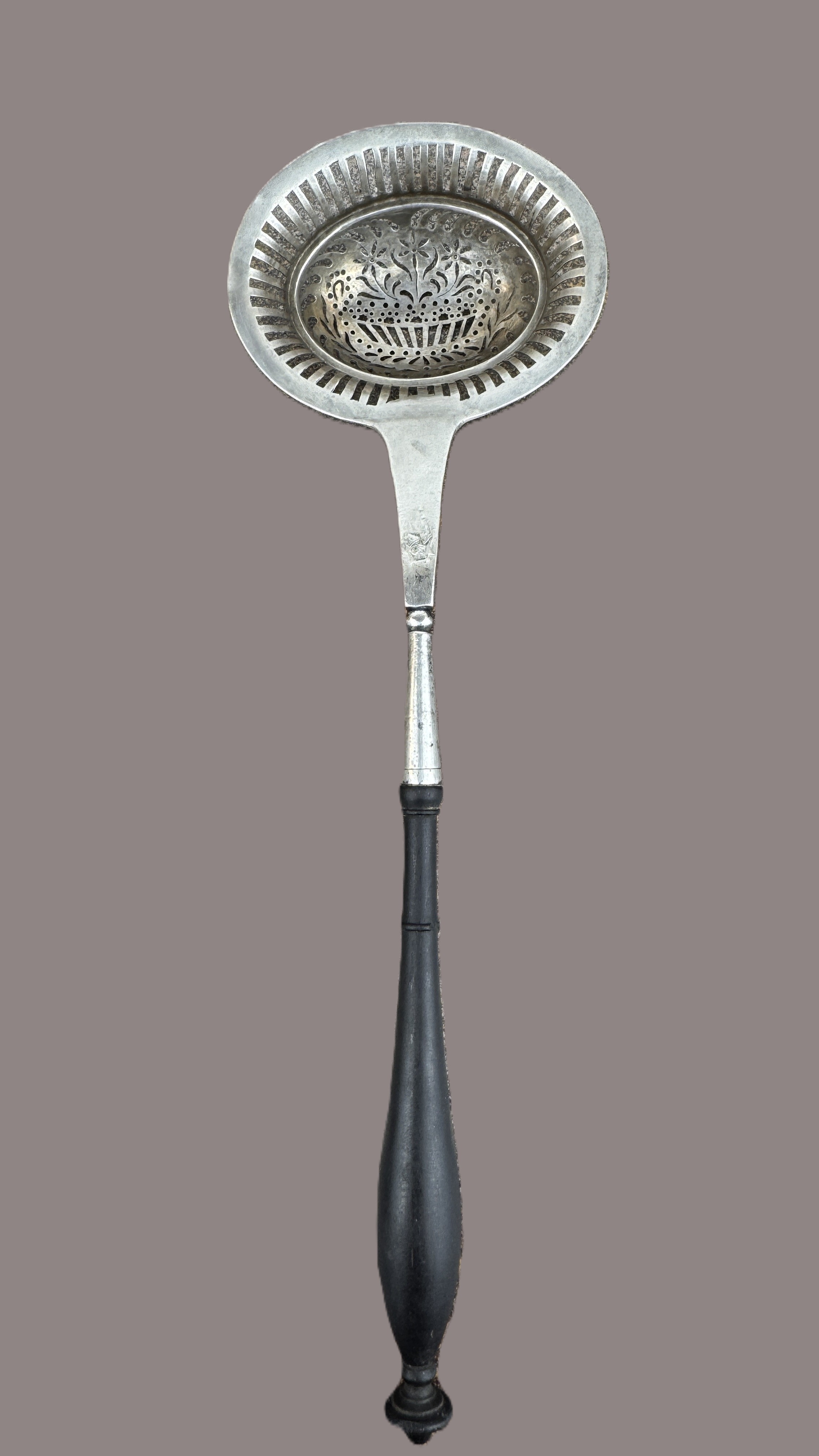 Lote 164- Muy elegante espumadera de plata para escurrir o servir huevos. París, época consulado- primer imperior (1798-1809). Varios Punzones. 350eur.