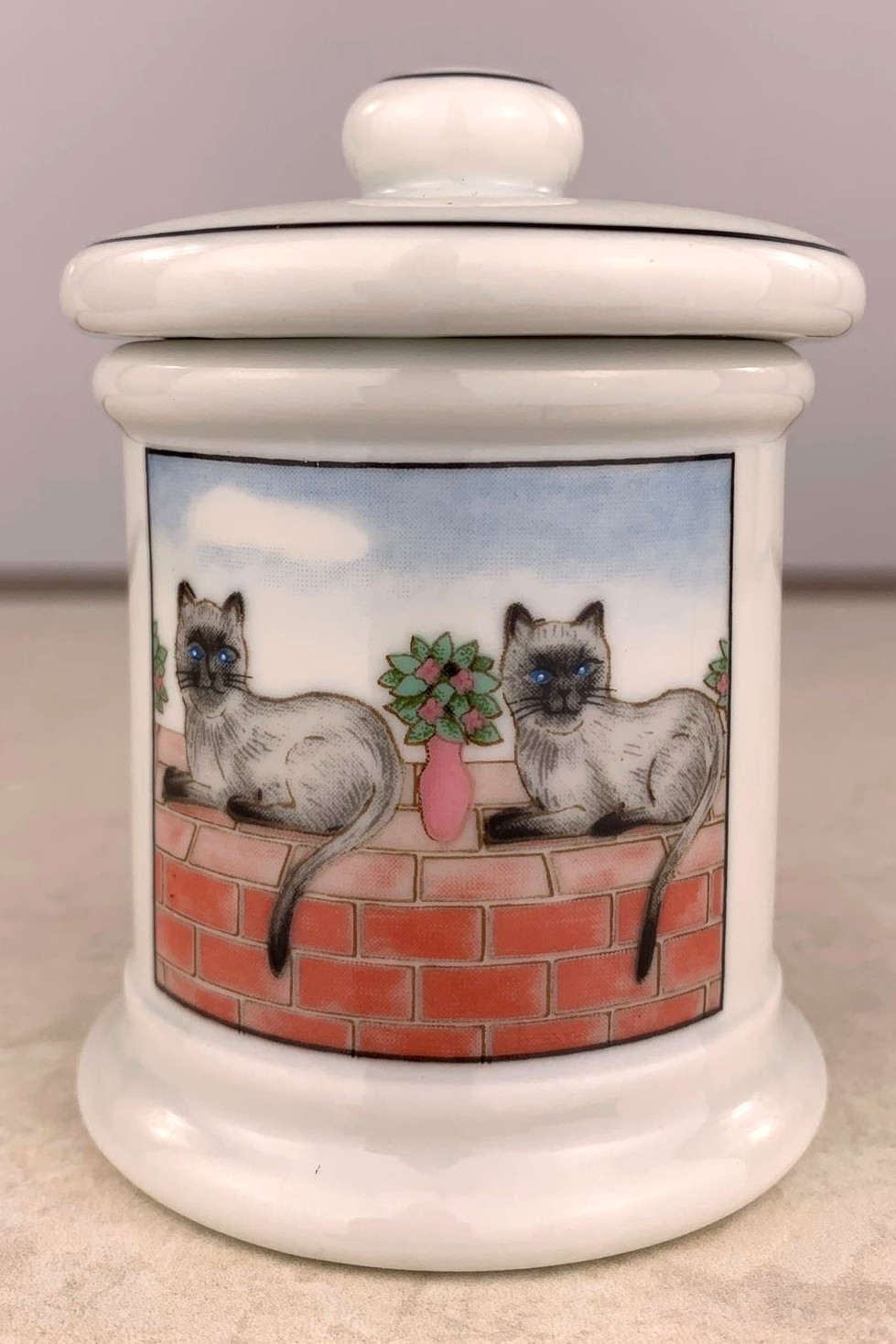 Lote 11- Delicado tarro antiguo de porcelana blanca decorado con gatos siameses. 30 eur.