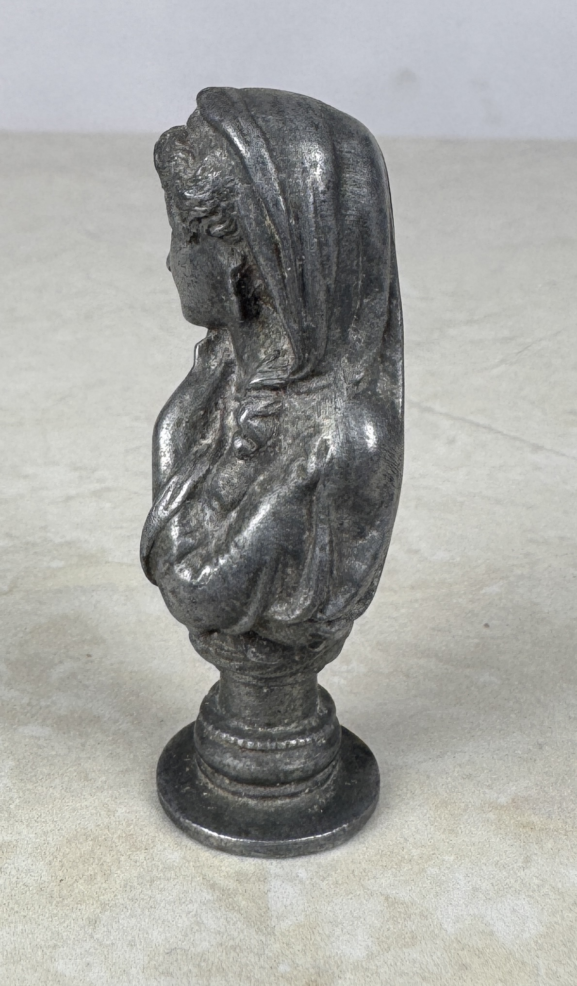 Lote 108- Según HOUDON Jean Antoine (1741-1828), "La friolera" pequeño sello de metal patinado- 30/40 eur.