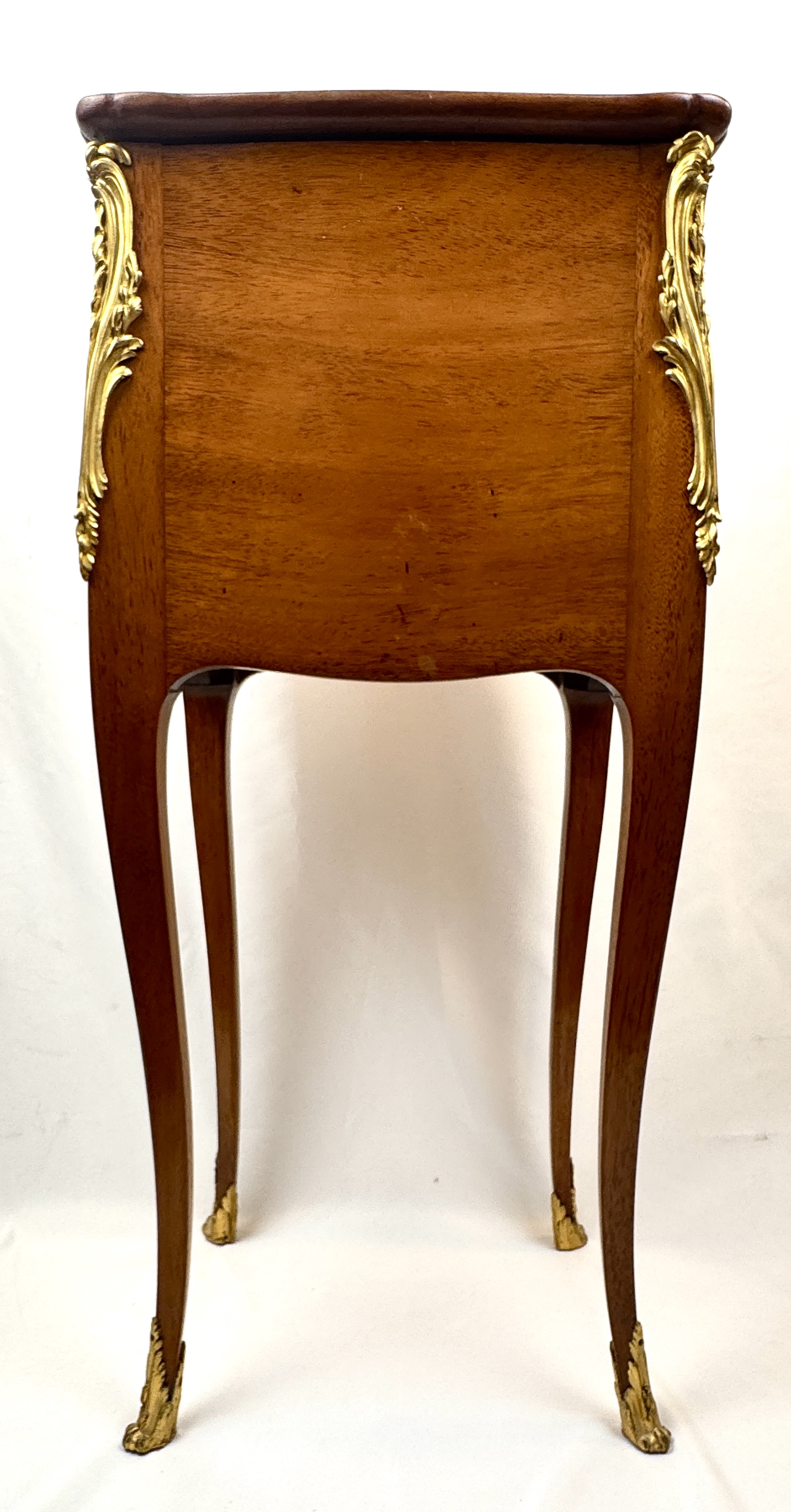 Lote 155- Cómoda de entrepaño de estilo Louis XV estampillada "M.K" -Casa KRIEGER (atribuido a). 800eur.
