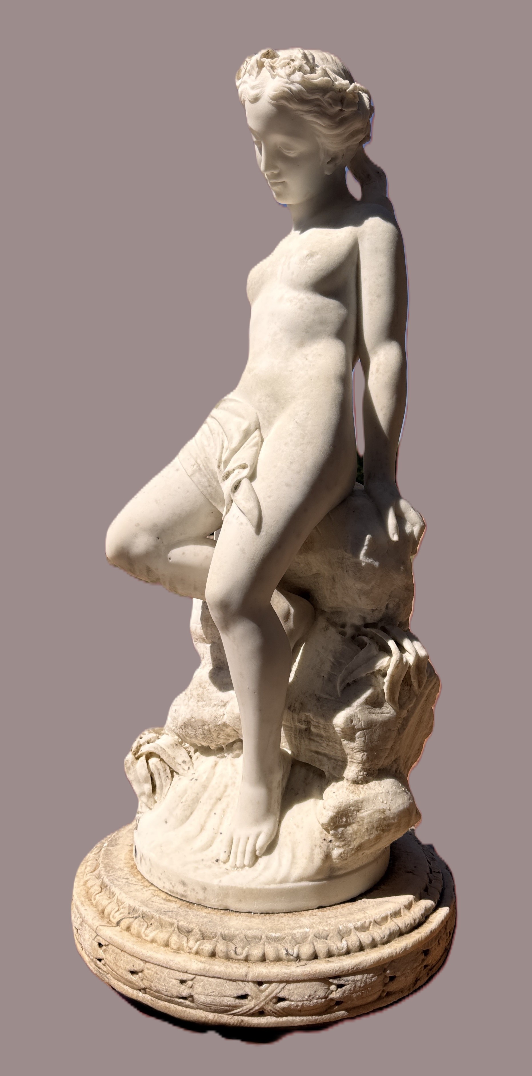 Lote 157- Bellisima escultura neoclásica en mármol de Carrara que representa a Venus bañandose - Finales del siglo XVIII - ppios XIX. 15000eur.