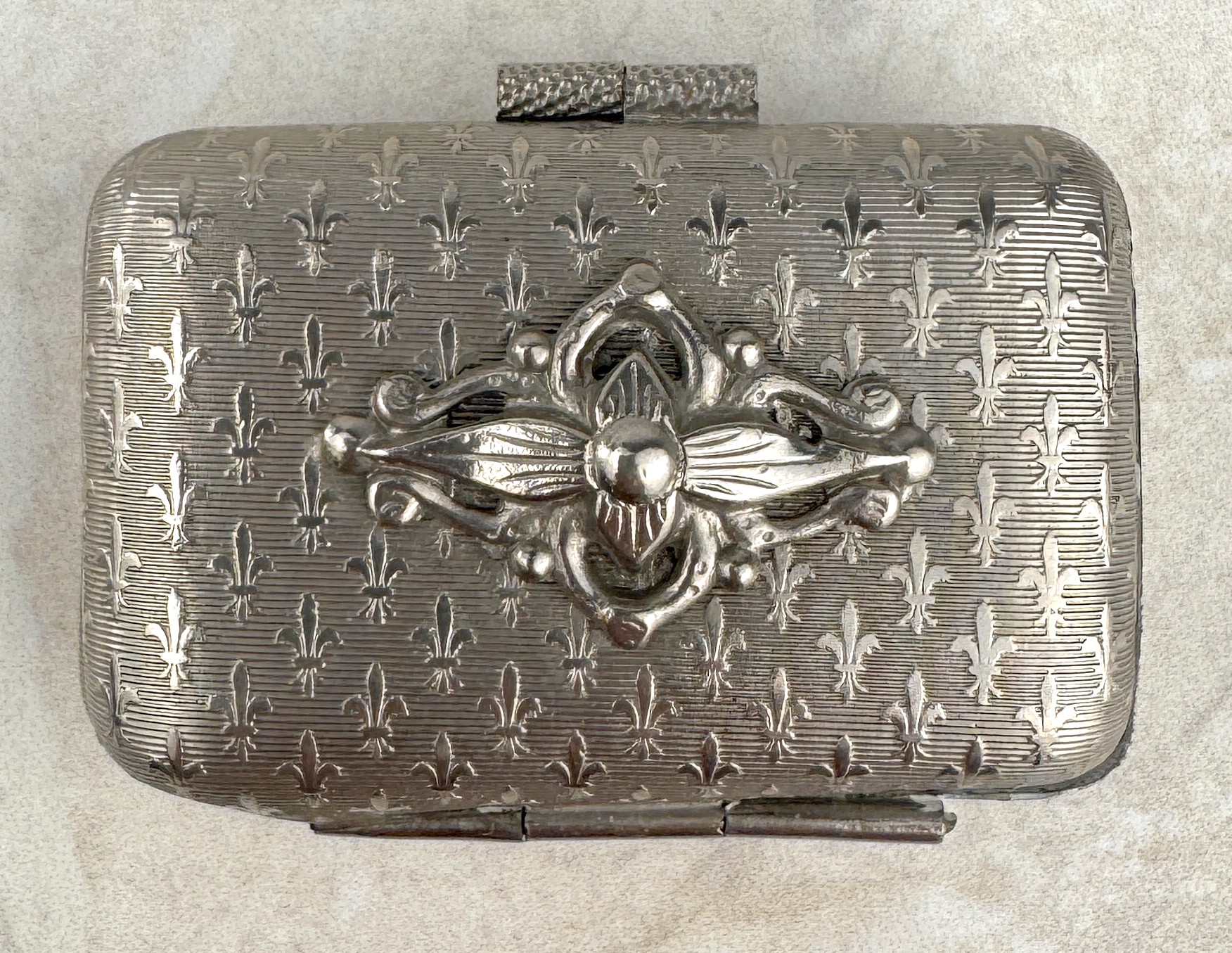 Lote 162- Cajita de metal color plata, europa, ca. 1900-1920. 40eur.