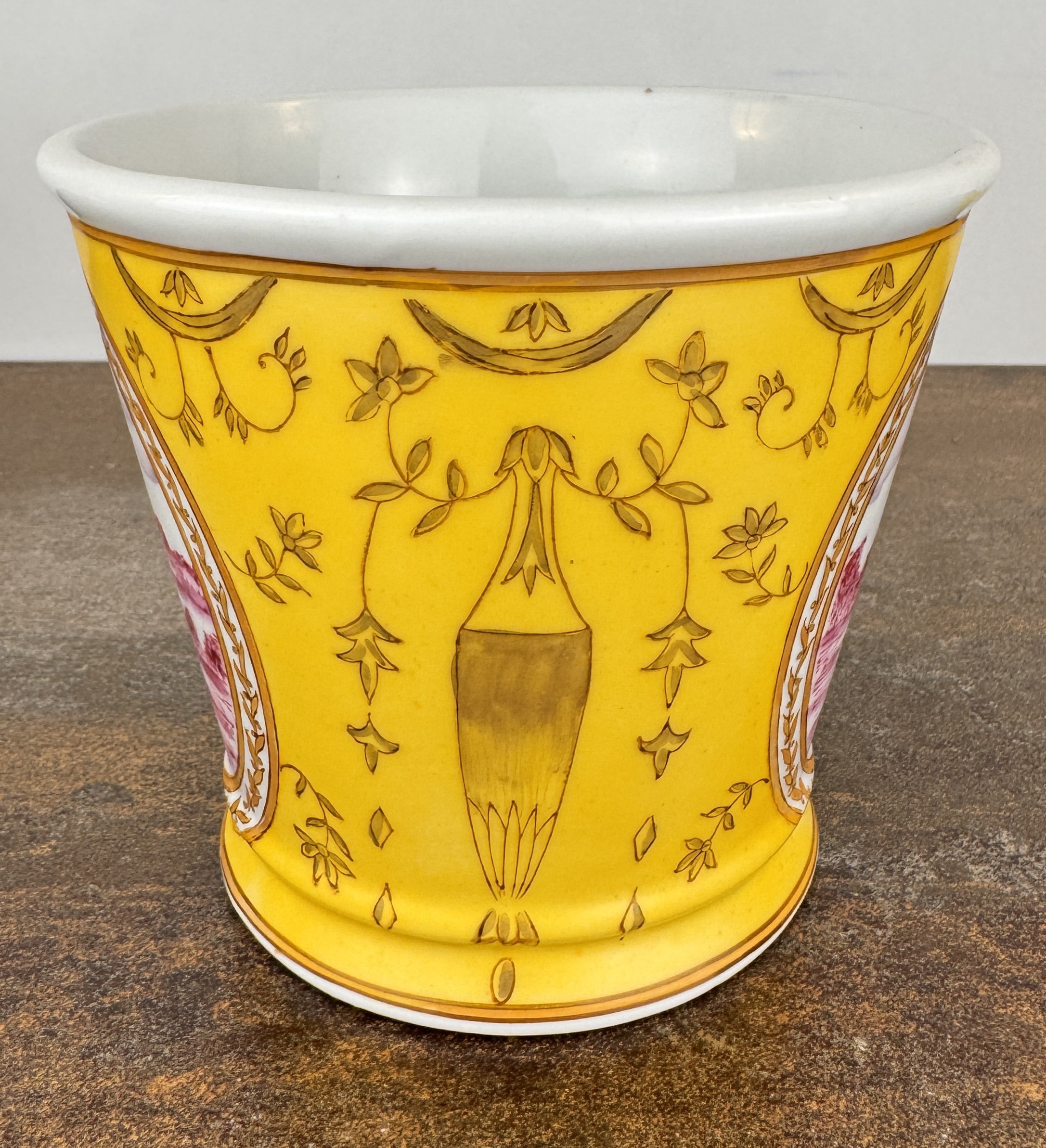 Lote 165- JOUVIN FABIENNE (atribuido a). Macetero de porcelana para TOZAI HOME. 50 eur.