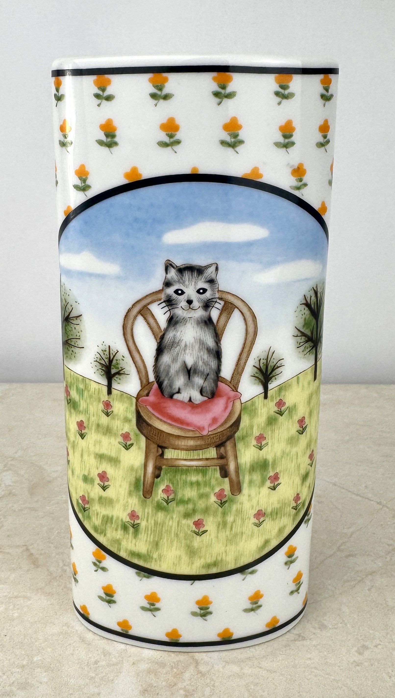 Lote 164- Pareja de jarroncitos de porcelana vintage decorados con gatitos. 40eur.